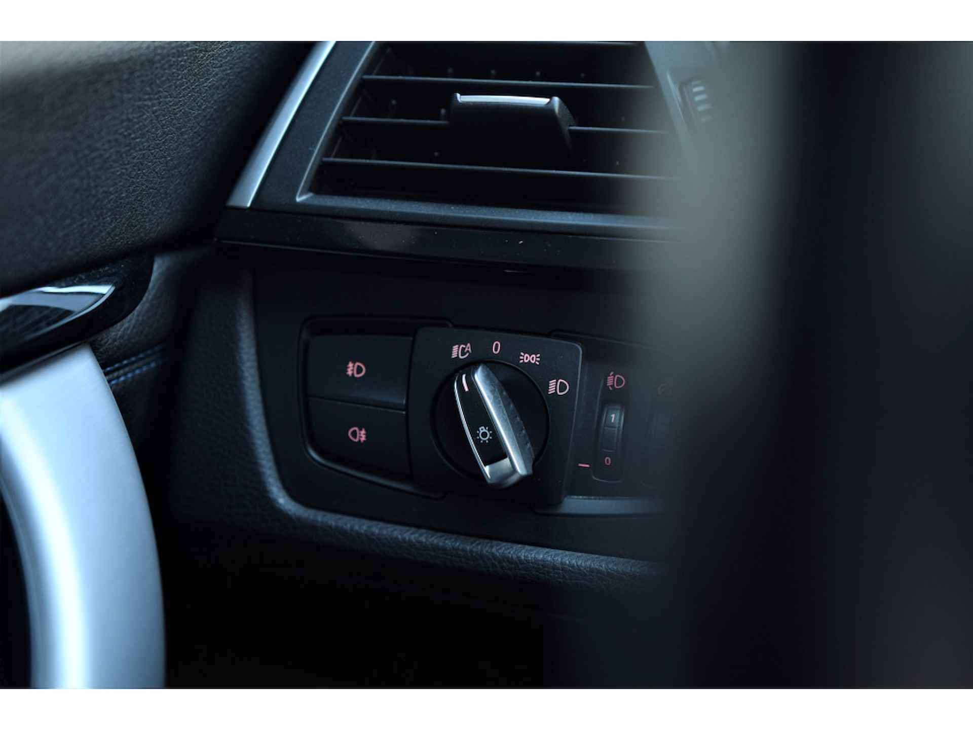 BMW 3-serie Gran Turismo 320i High Executive Automaat / Sportstoelen / LED / M Sportonderstel / Navigatie Professional / Stoelverwarming - 30/31