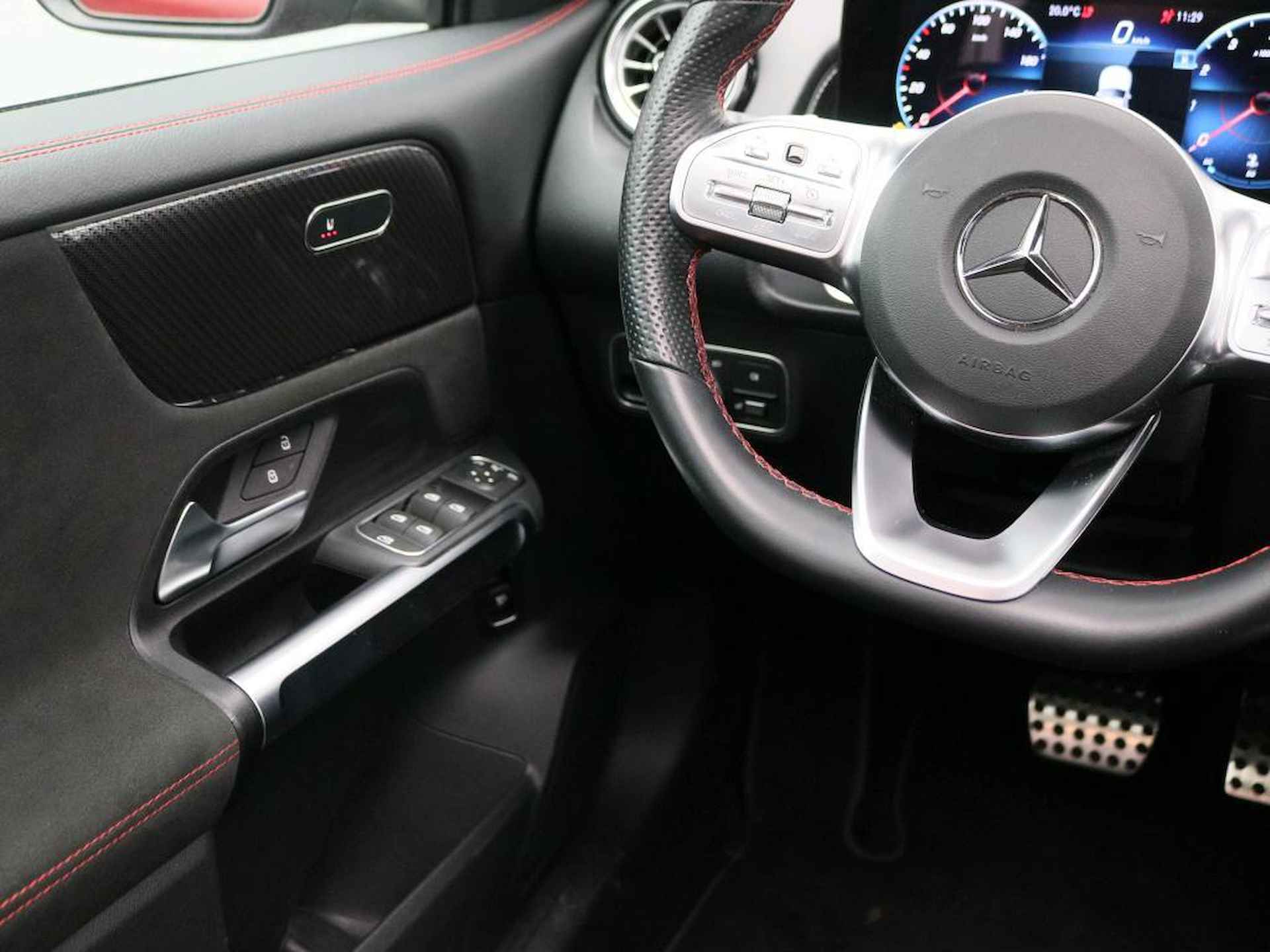 Mercedes-Benz GLB 200 AMG Line 7p. / Panoramadak/ Sfeerverlichting/ Keyless GO/ - 5/17