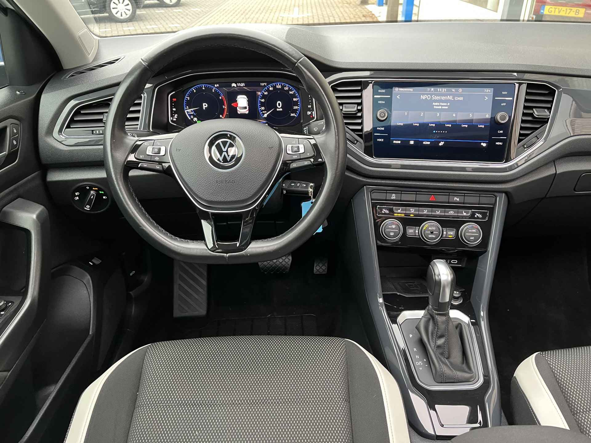 Volkswagen T-Roc 1.5 TSI Sport / AUTOMAAT/ PANO/ CAMERA/ PARK. SENSOREN/ LED/ STOEL VERWARM./ DIGITAL DASHBOARD/ ADAPT. CRUISE/ APP CONNECT/ NAVI/ CLIMA/ DAB/ 18" LMV - 9/42