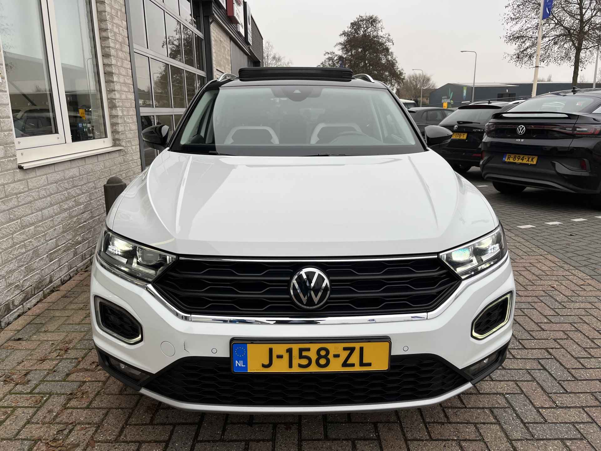 Volkswagen T-Roc 1.5 TSI Sport / AUTOMAAT/ PANO/ CAMERA/ PARK. SENSOREN/ LED/ STOEL VERWARM./ DIGITAL DASHBOARD/ ADAPT. CRUISE/ APP CONNECT/ NAVI/ CLIMA/ DAB/ 18" LMV - 34/42