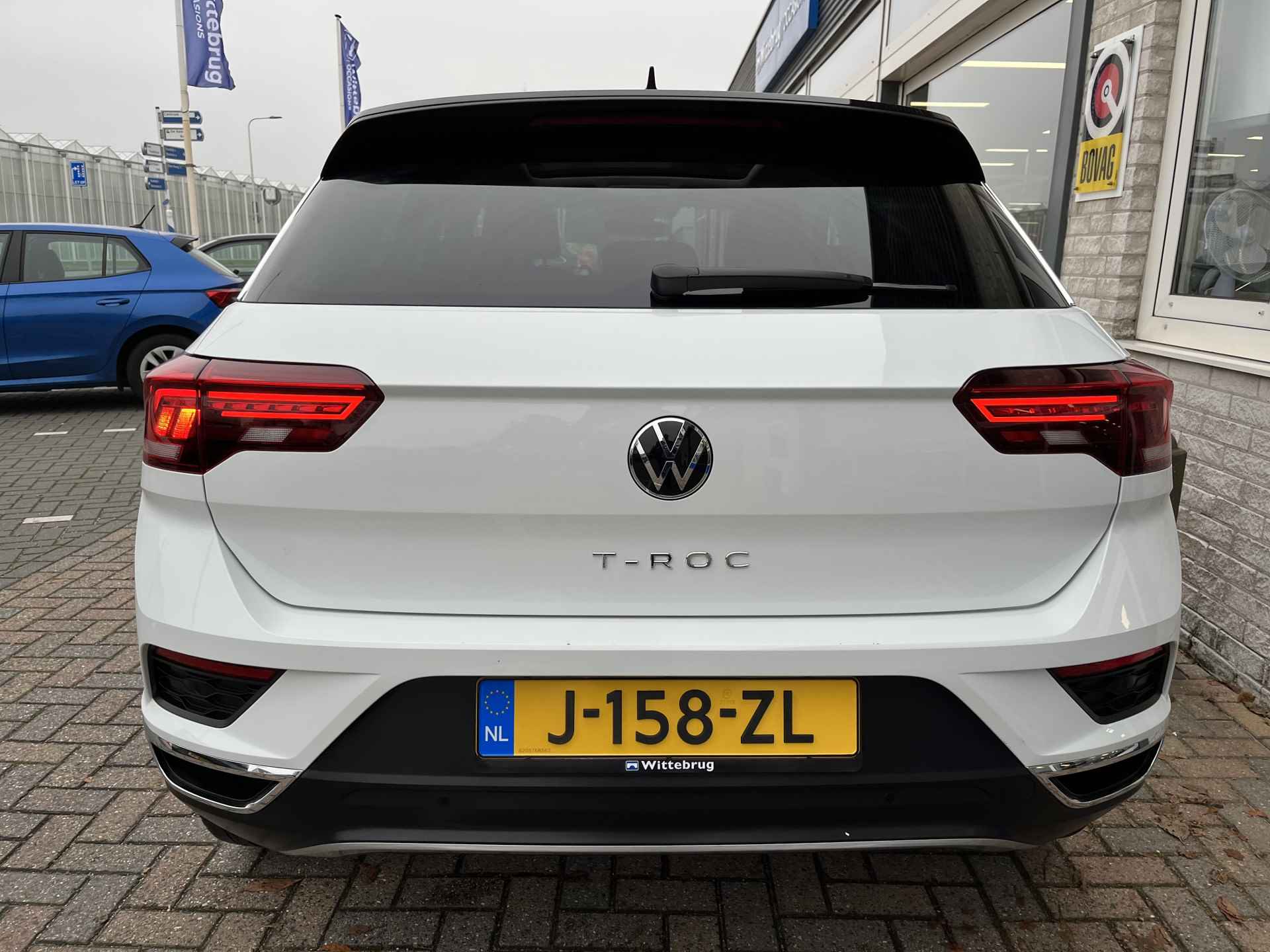 Volkswagen T-Roc 1.5 TSI Sport / AUTOMAAT/ PANO/ CAMERA/ PARK. SENSOREN/ LED/ STOEL VERWARM./ DIGITAL DASHBOARD/ ADAPT. CRUISE/ APP CONNECT/ NAVI/ CLIMA/ DAB/ 18" LMV - 35/42