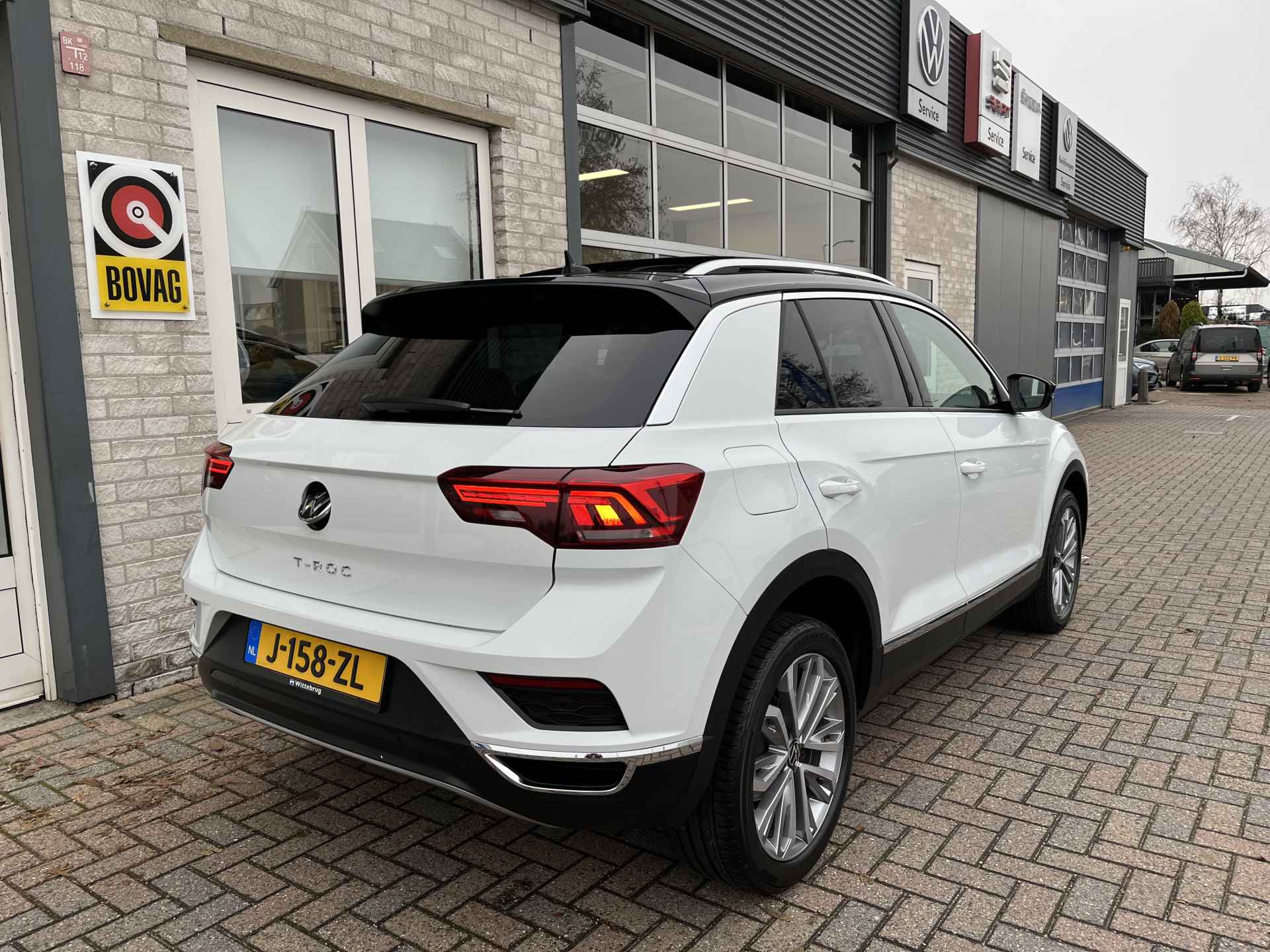 Volkswagen T-Roc 1.5 TSI Sport / AUTOMAAT/ PANO/ CAMERA/ PARK. SENSOREN/ LED/ STOEL VERWARM./ DIGITAL DASHBOARD/ ADAPT. CRUISE/ APP CONNECT/ NAVI/ CLIMA/ DAB/ 18" LMV - 37/42