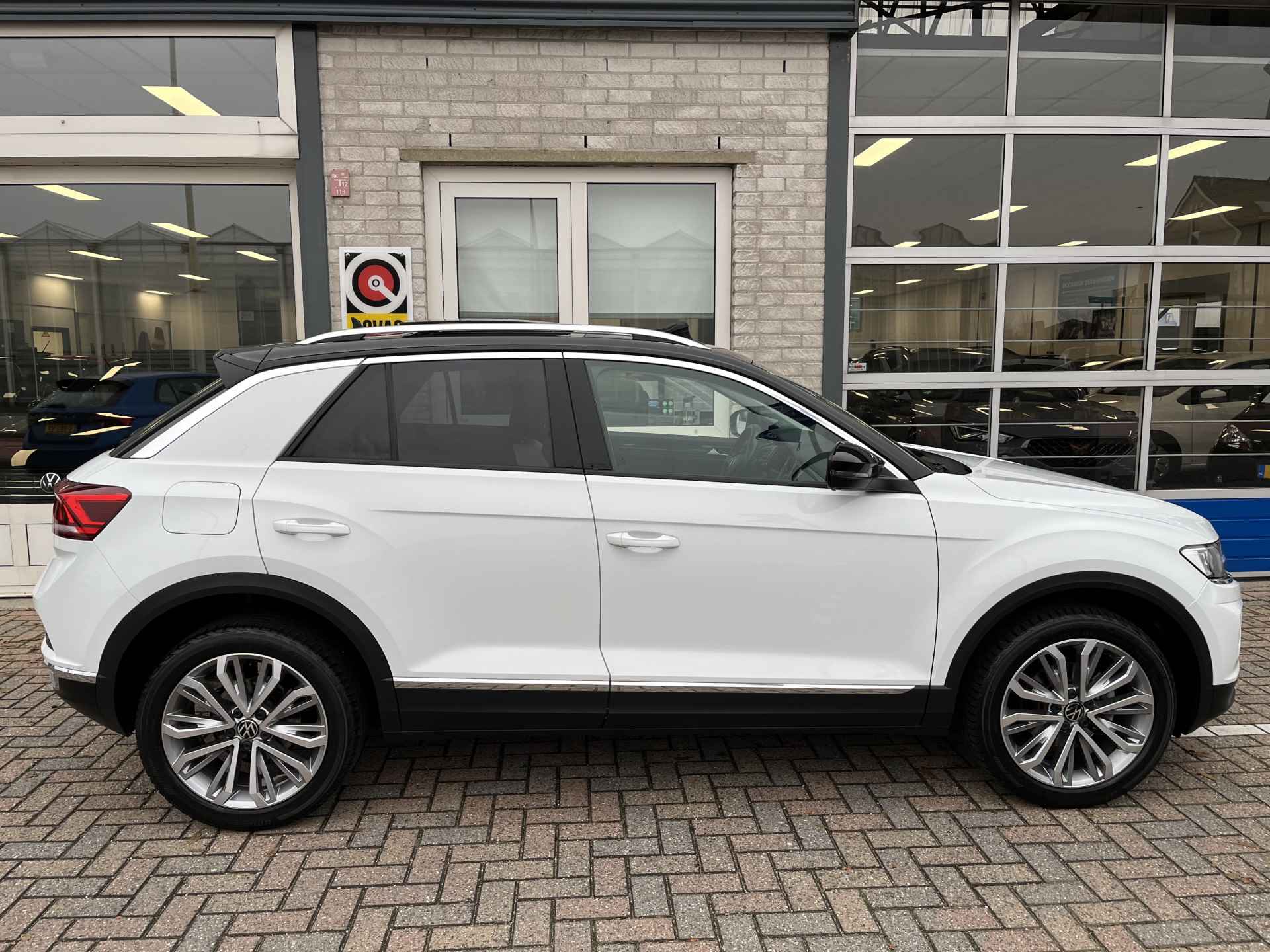 Volkswagen T-Roc 1.5 TSI Sport / AUTOMAAT/ PANO/ CAMERA/ PARK. SENSOREN/ LED/ STOEL VERWARM./ DIGITAL DASHBOARD/ ADAPT. CRUISE/ APP CONNECT/ NAVI/ CLIMA/ DAB/ 18" LMV - 38/42