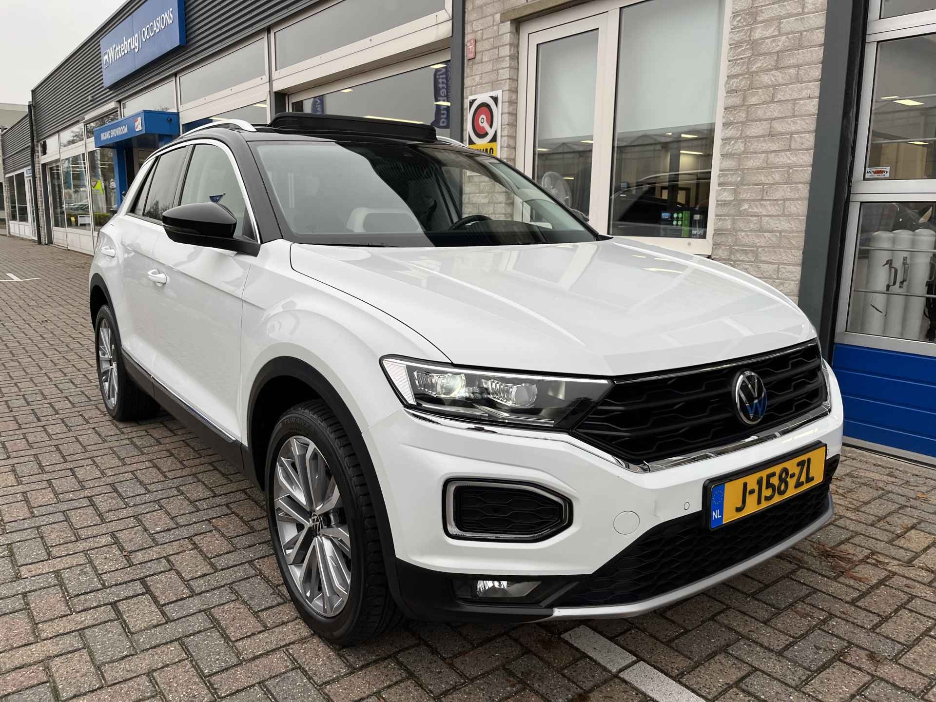 Volkswagen T-Roc 1.5 TSI Sport / AUTOMAAT/ PANO/ CAMERA/ PARK. SENSOREN/ LED/ STOEL VERWARM./ DIGITAL DASHBOARD/ ADAPT. CRUISE/ APP CONNECT/ NAVI/ CLIMA/ DAB/ 18" LMV - 39/42