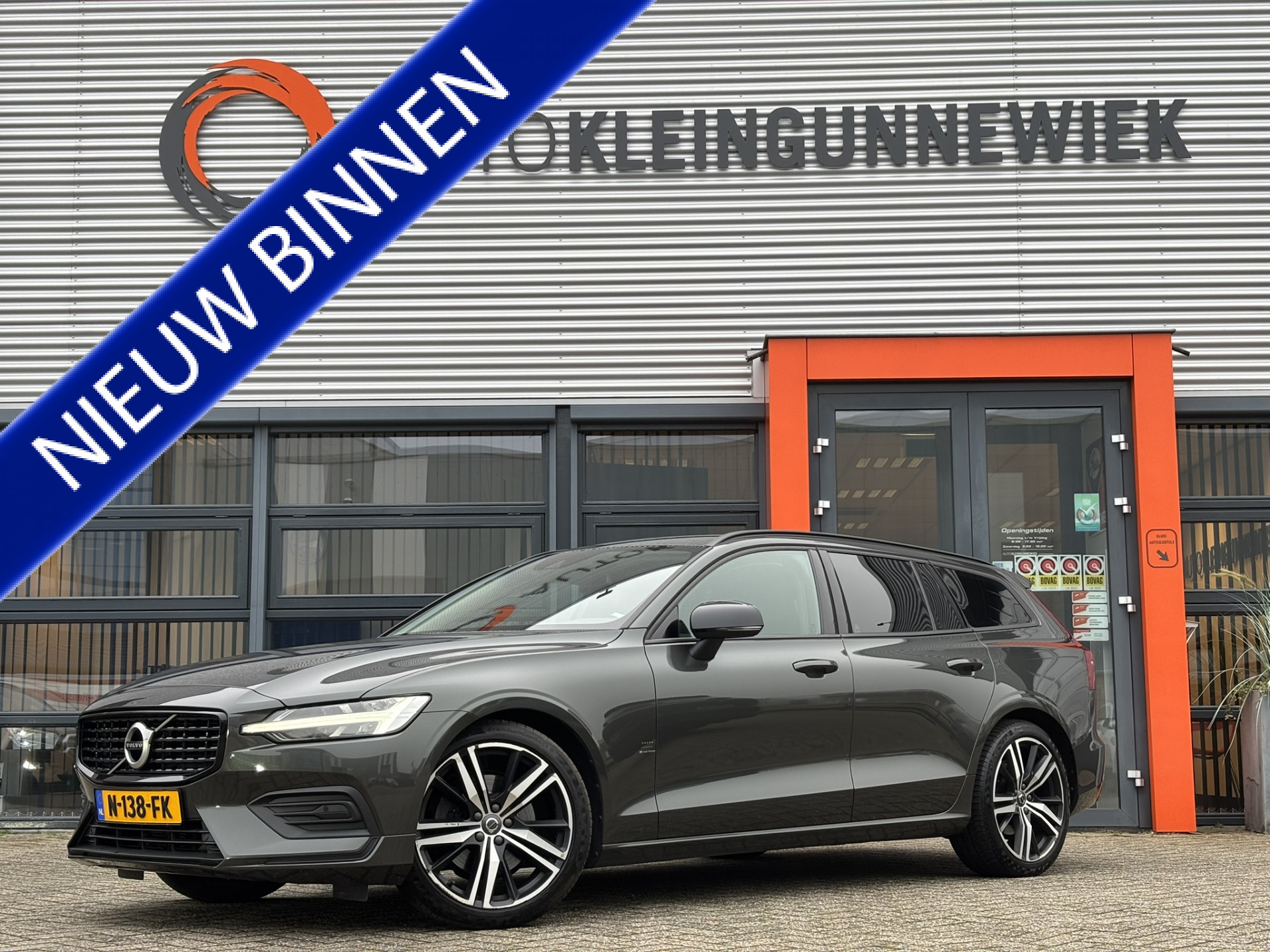 Volvo V60 2.0 B3 Momentum Advantage / Lederen Bekleding / NL Auto / Stoel & Stuurverwarming / Camera /