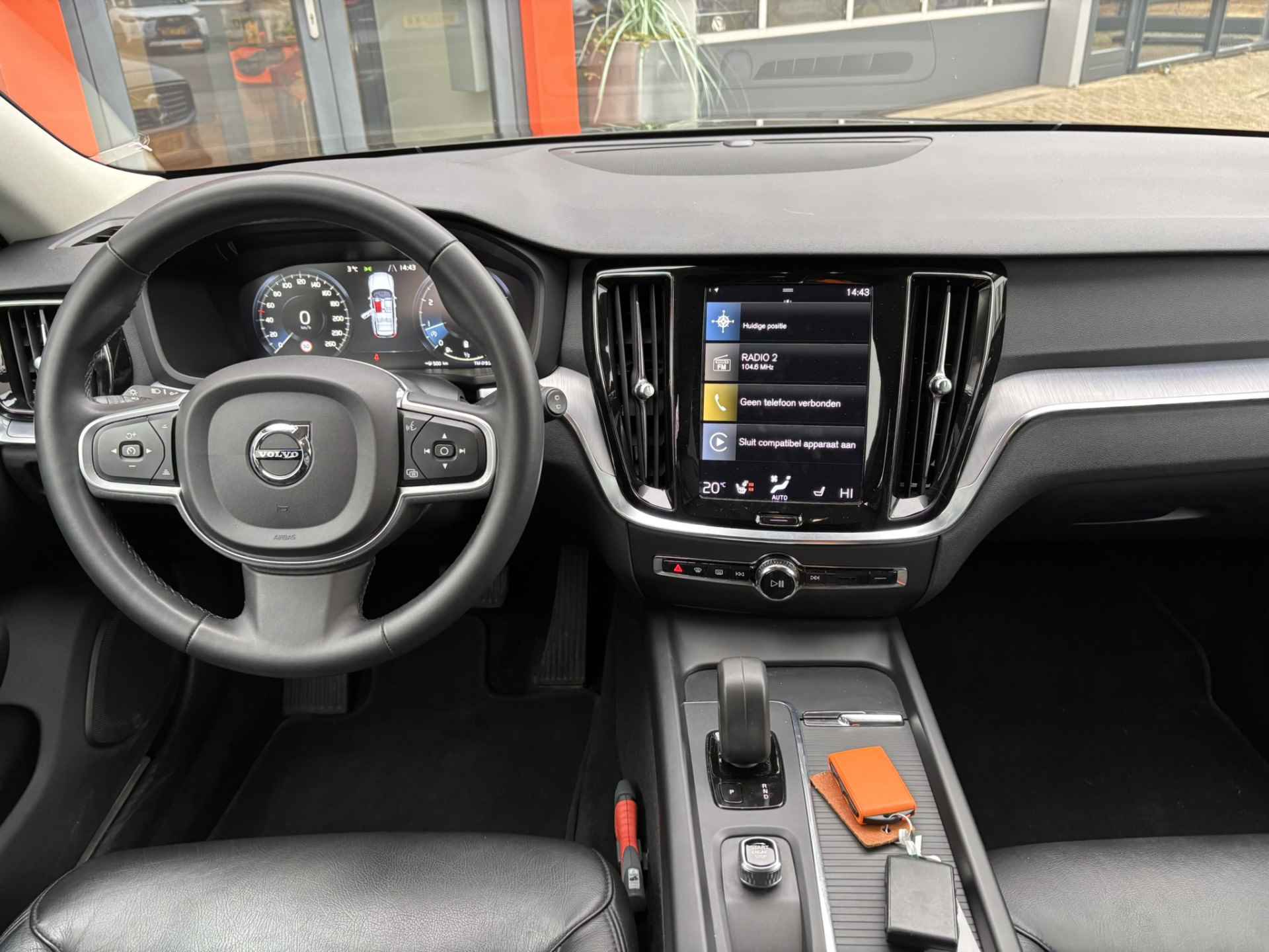 Volvo V60 2.0 B3 Momentum Advantage / Lederen Bekleding / NL Auto / Stoel & Stuurverwarming / Camera / - 2/34