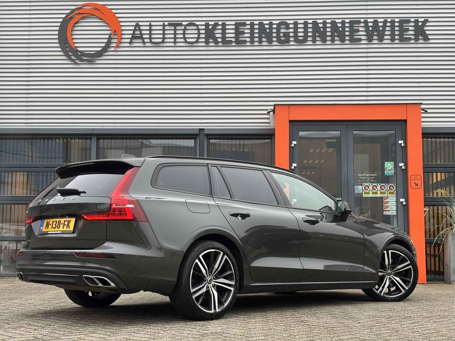 Volvo V60 2.0 B3 Momentum Advantage / Lederen Bekleding / NL Auto / Stoel & Stuurverwarming / Camera / - 3/34