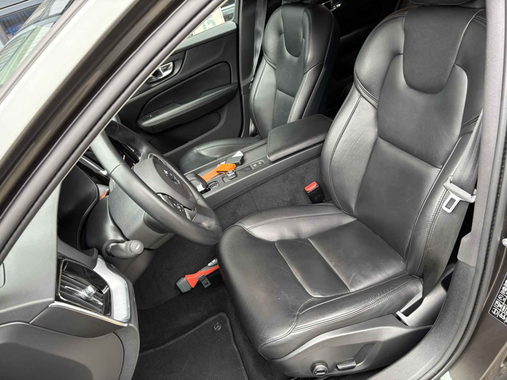 Volvo V60 2.0 B3 Momentum Advantage / Lederen Bekleding / NL Auto / Stoel & Stuurverwarming / Camera / - 5/34