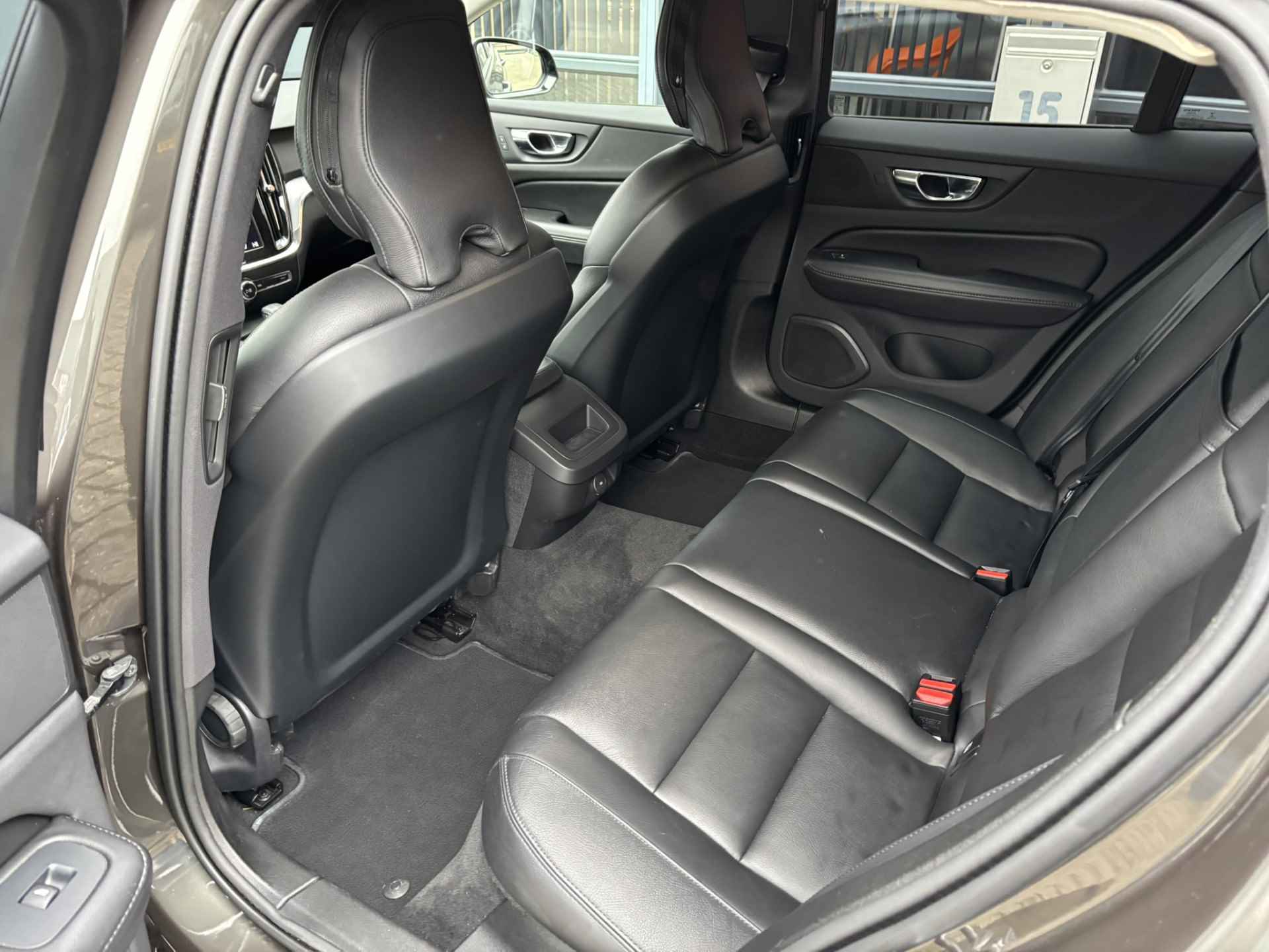 Volvo V60 2.0 B3 Momentum Advantage / Lederen Bekleding / NL Auto / Stoel & Stuurverwarming / Camera / - 6/34