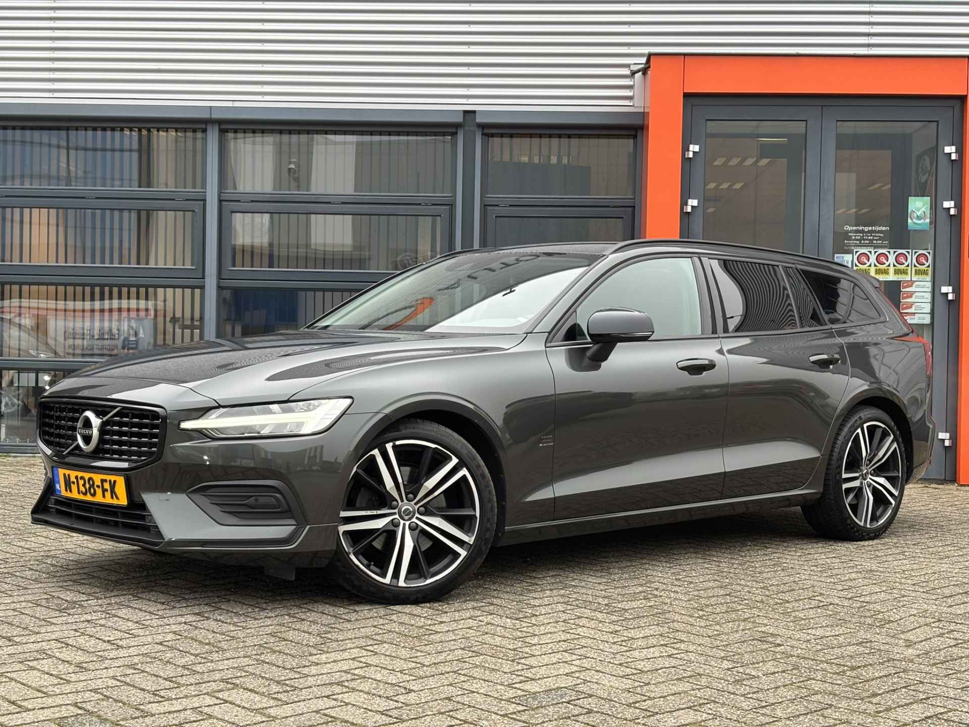 Volvo V60 2.0 B3 Momentum Advantage / Lederen Bekleding / NL Auto / Stoel & Stuurverwarming / Camera / - 7/34