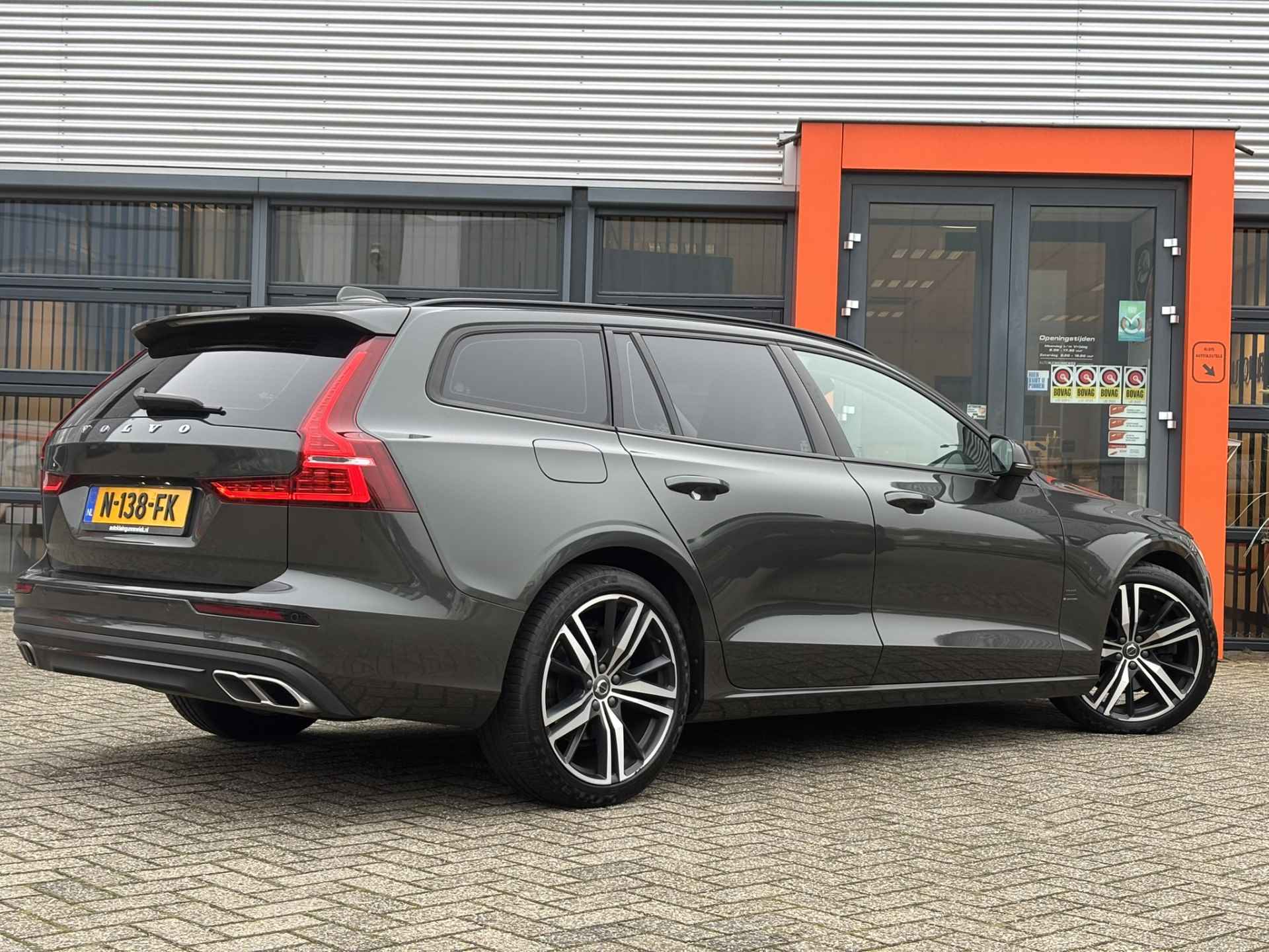 Volvo V60 2.0 B3 Momentum Advantage / Lederen Bekleding / NL Auto / Stoel & Stuurverwarming / Camera / - 10/34