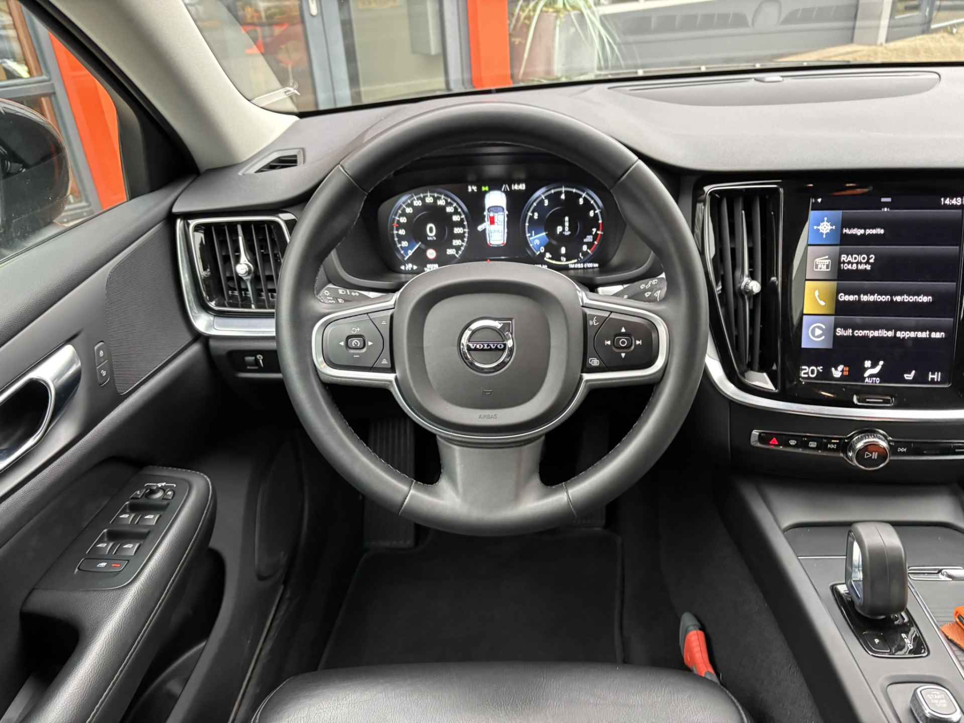 Volvo V60 2.0 B3 Momentum Advantage / Lederen Bekleding / NL Auto / Stoel & Stuurverwarming / Camera / - 11/34