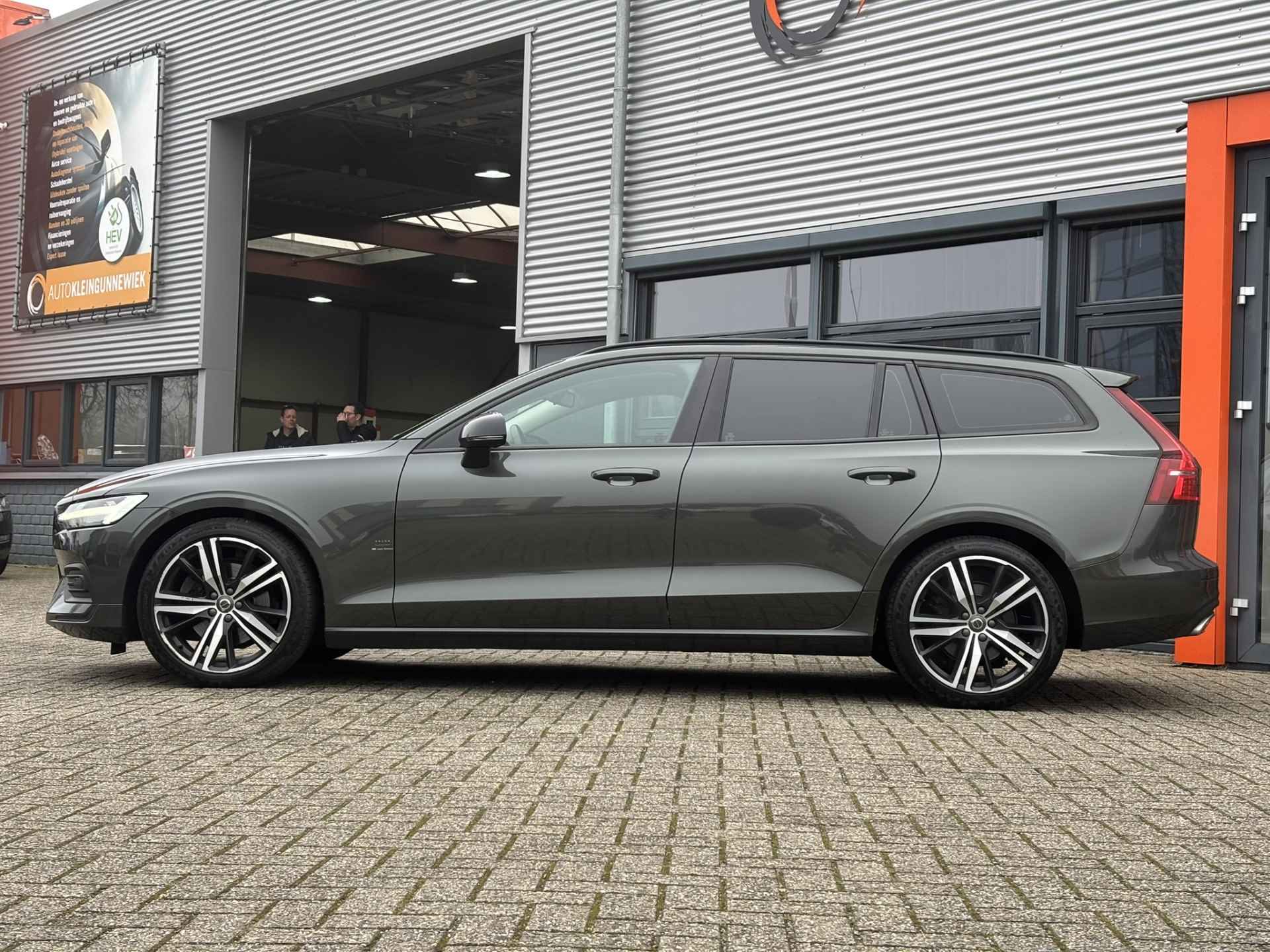 Volvo V60 2.0 B3 Momentum Advantage / Lederen Bekleding / NL Auto / Stoel & Stuurverwarming / Camera / - 22/34