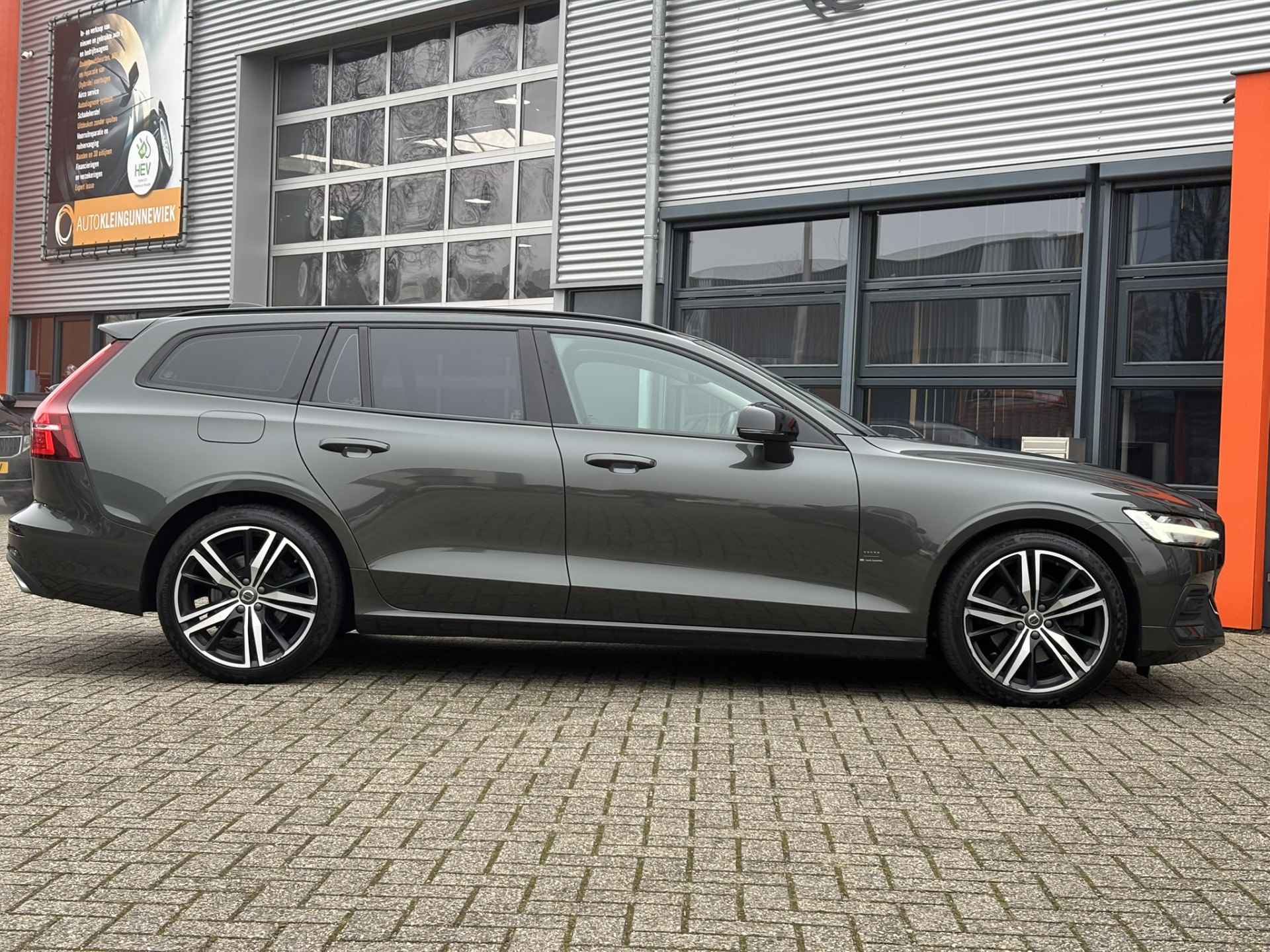 Volvo V60 2.0 B3 Momentum Advantage / Lederen Bekleding / NL Auto / Stoel & Stuurverwarming / Camera / - 23/34