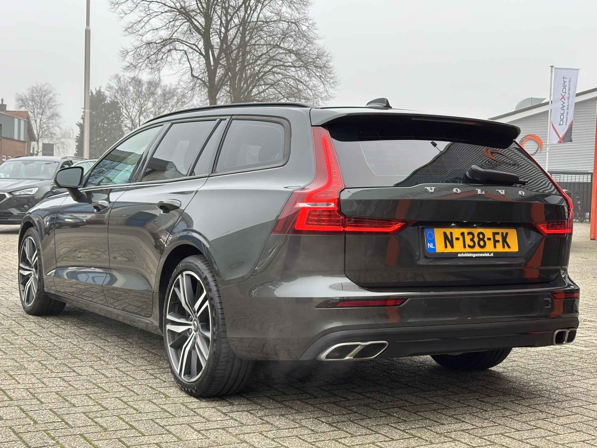 Volvo V60 2.0 B3 Momentum Advantage / Lederen Bekleding / NL Auto / Stoel & Stuurverwarming / Camera / - 30/34