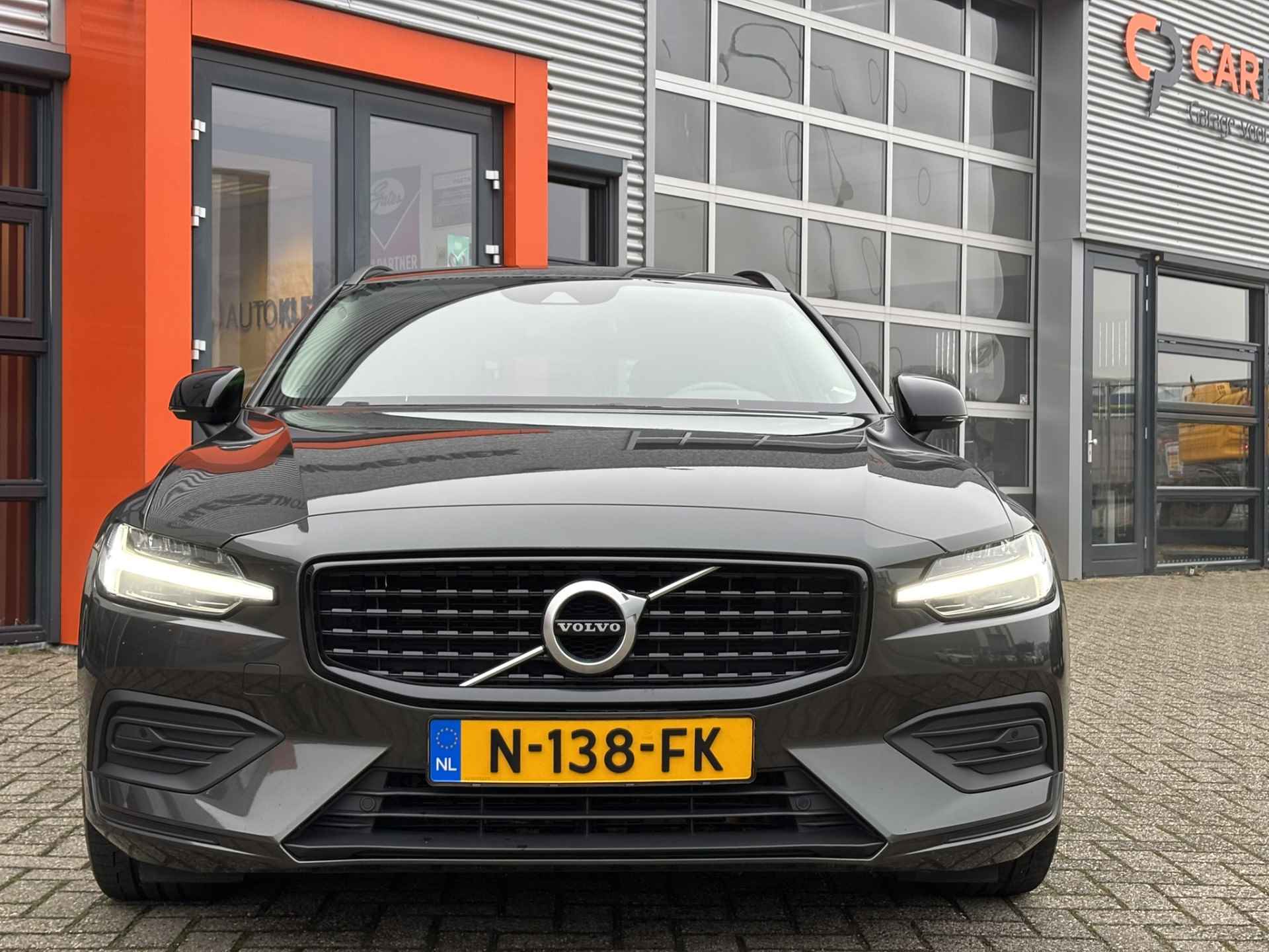 Volvo V60 2.0 B3 Momentum Advantage / Lederen Bekleding / NL Auto / Stoel & Stuurverwarming / Camera / - 33/34