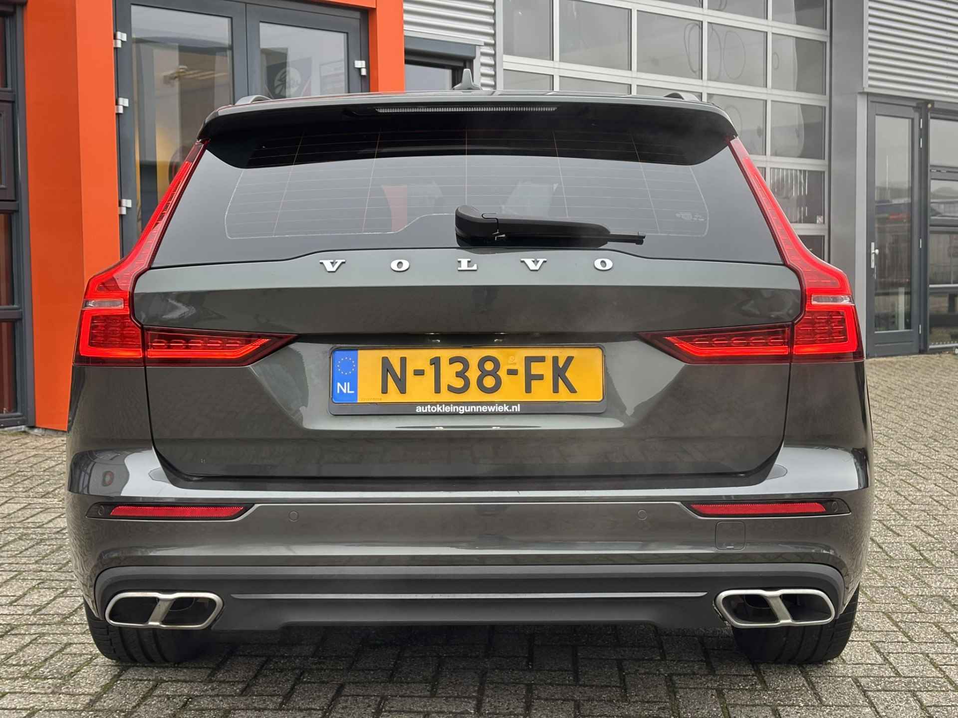 Volvo V60 2.0 B3 Momentum Advantage / Lederen Bekleding / NL Auto / Stoel & Stuurverwarming / Camera / - 34/34