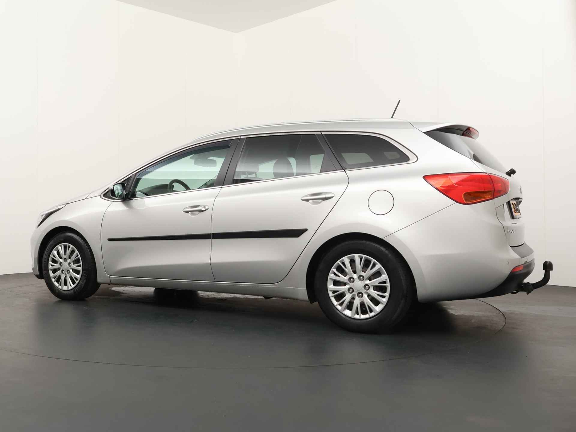 Kia Ceed Sportswagon 1.6 GDI BusinessLine - Navigatie - Trekhaak - Cruise control - 12 maanden Bovag garantie - 5/50