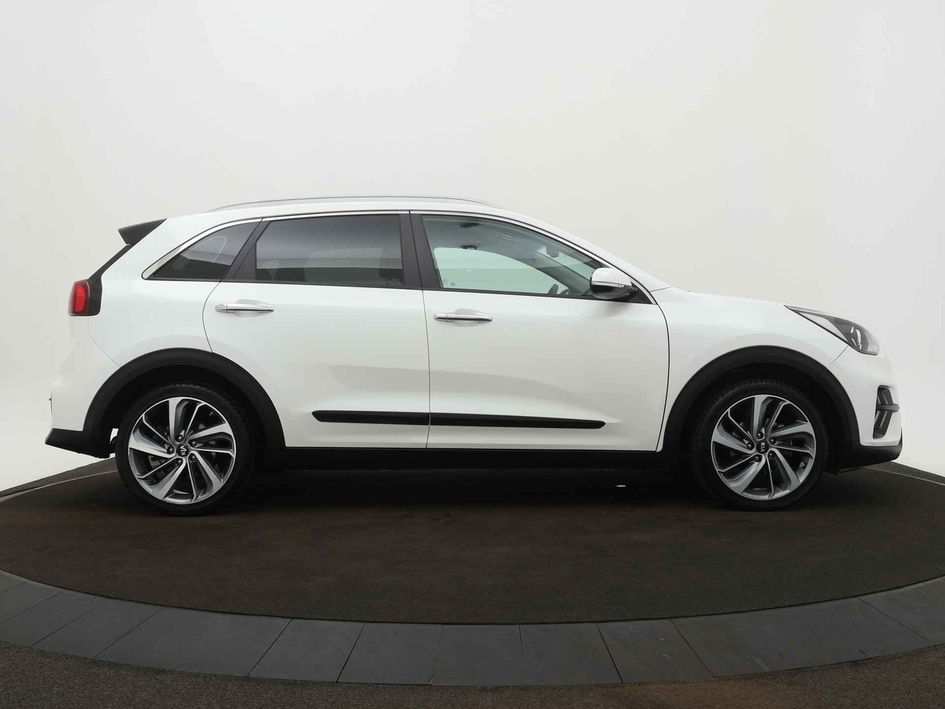 Kia Niro 1.6 GDi Hybrid DynamicLine - Navigatie - Climate Control - Adaptieve Cruise Control - Camera - Fabrieksgarantie tot 08-2026 - 10/49