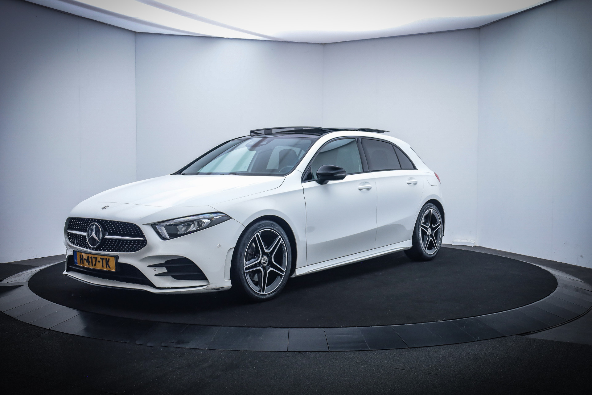 Mercedes-Benz A-Klasse 200 Aut. AMG-Solution PANO/HEAD UP/AMBIENT LIGHT/WIDESCREEN/CAMERA/CARPLAY/STOELVERW./NAVI/BLINDSPOT/LMV