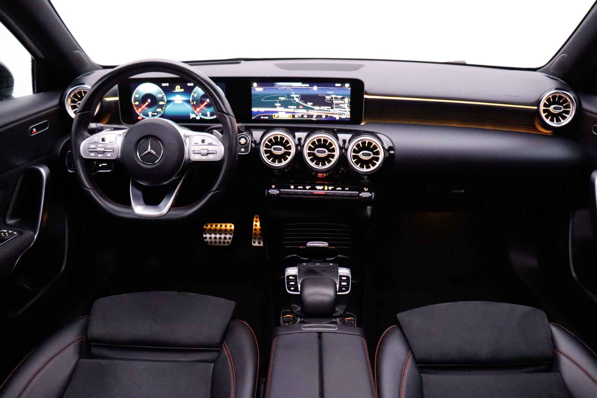 Mercedes-Benz A-Klasse 200 Aut. AMG-Solution PANO/HEAD UP/AMBIENT LIGHT/WIDESCREEN/CAMERA/CARPLAY/STOELVERW./NAVI/BLINDSPOT/LMV - 16/26