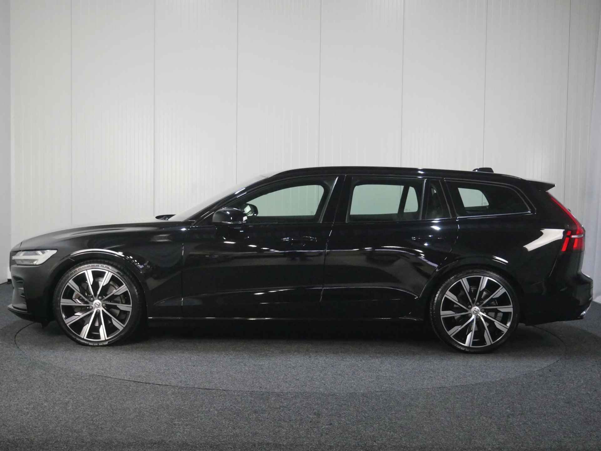 Volvo V60 T5 AUT8 250PK R-Design, Verwarmbare Voorstoelen, Achteruitrijcamera, Harman Kardon, Adaptieve Cruise Control, Dodehoekdetectie Met Correctie, Elektrisch Bedienbare Achterklep, Parkeersensoren, Rijstrooksensor Met Correctie - 2/48