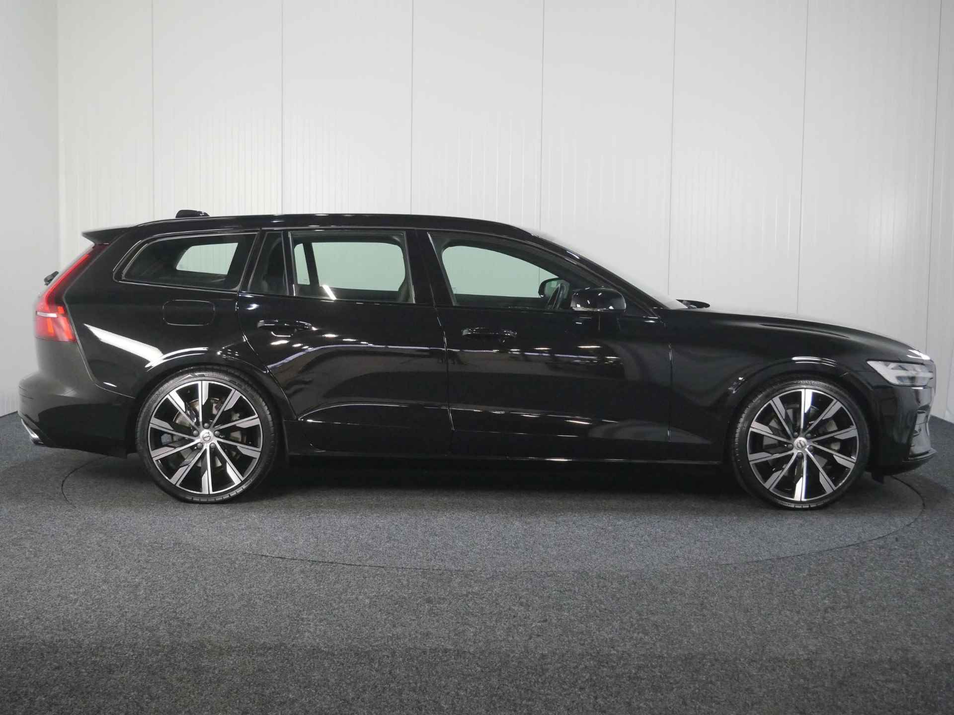 Volvo V60 T5 AUT8 250PK R-Design, Verwarmbare Voorstoelen, Achteruitrijcamera, Harman Kardon, Adaptieve Cruise Control, Dodehoekdetectie Met Correctie, Elektrisch Bedienbare Achterklep, Parkeersensoren, Rijstrooksensor Met Correctie - 8/48