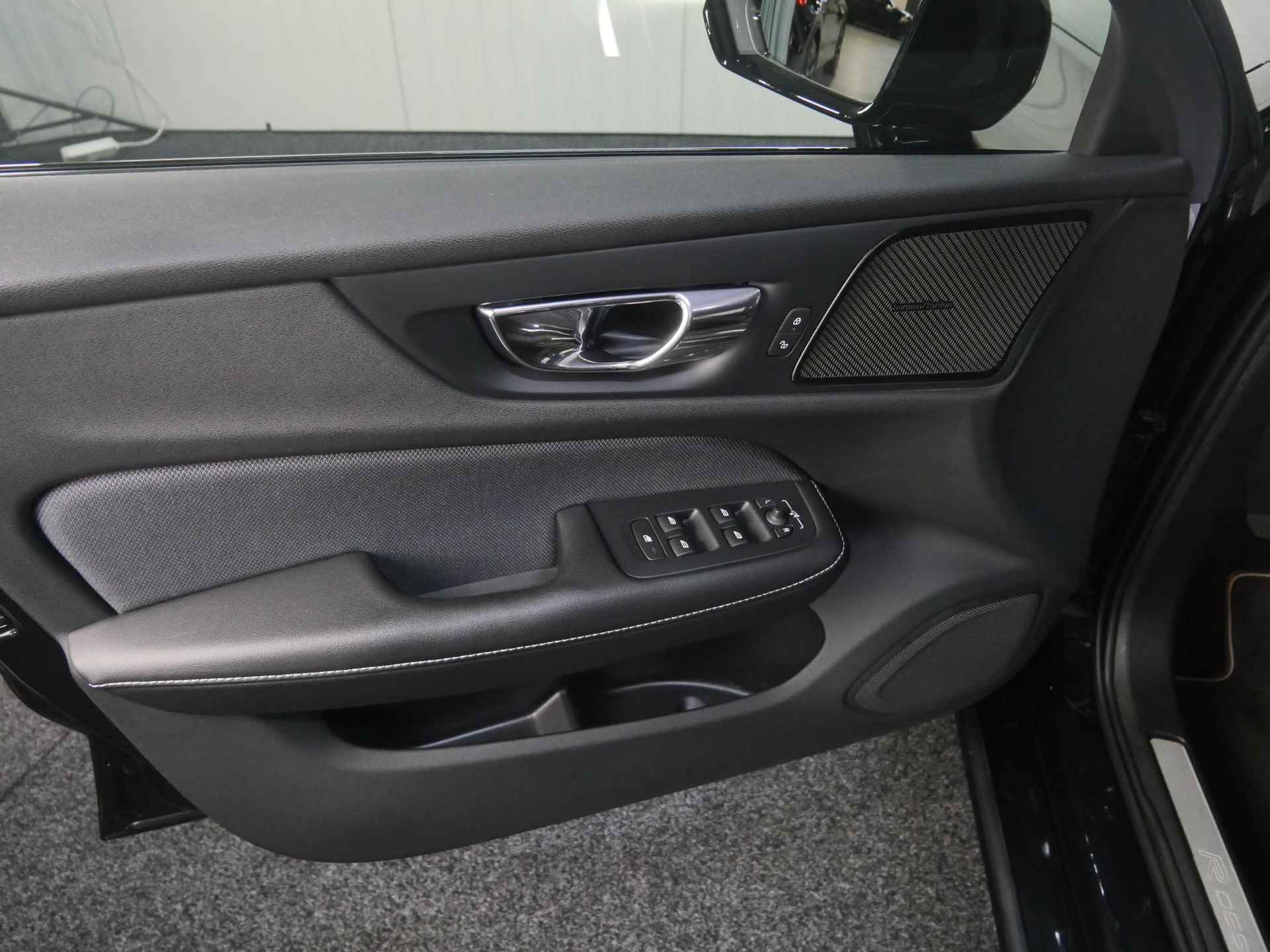 Volvo V60 T5 AUT8 250PK R-Design, Verwarmbare Voorstoelen, Achteruitrijcamera, Harman Kardon, Adaptieve Cruise Control, Dodehoekdetectie Met Correctie, Elektrisch Bedienbare Achterklep, Parkeersensoren, Rijstrooksensor Met Correctie - 20/48