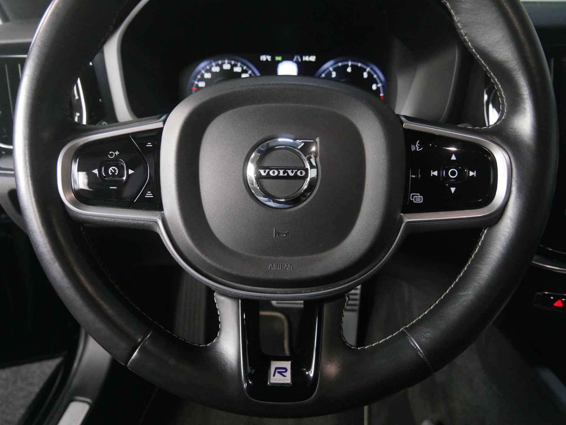 Volvo V60 T5 AUT8 250PK R-Design, Verwarmbare Voorstoelen, Achteruitrijcamera, Harman Kardon, Adaptieve Cruise Control, Dodehoekdetectie Met Correctie, Elektrisch Bedienbare Achterklep, Parkeersensoren, Rijstrooksensor Met Correctie - 24/48