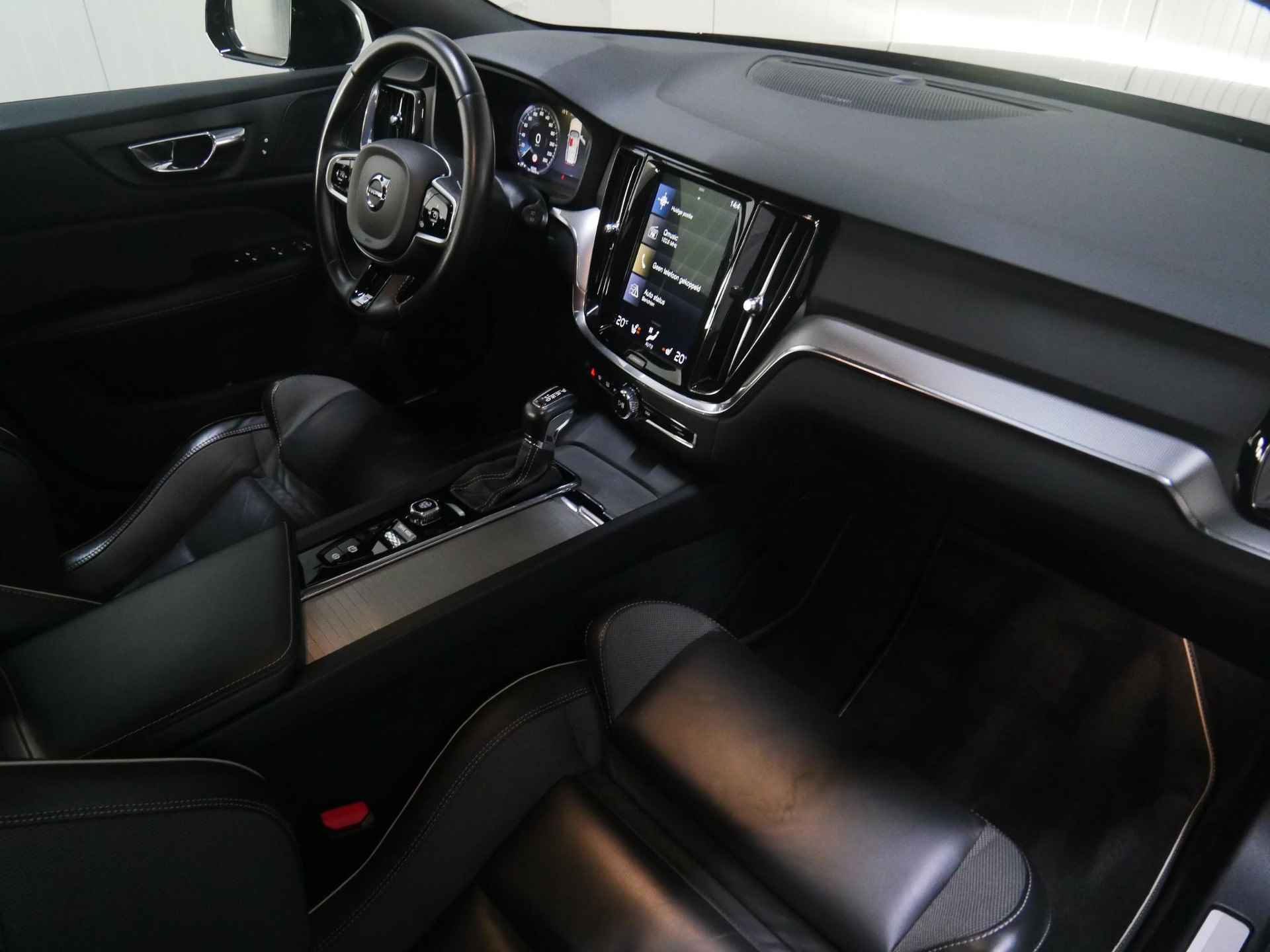 Volvo V60 T5 AUT8 250PK R-Design, Verwarmbare Voorstoelen, Achteruitrijcamera, Harman Kardon, Adaptieve Cruise Control, Dodehoekdetectie Met Correctie, Elektrisch Bedienbare Achterklep, Parkeersensoren, Rijstrooksensor Met Correctie - 26/48