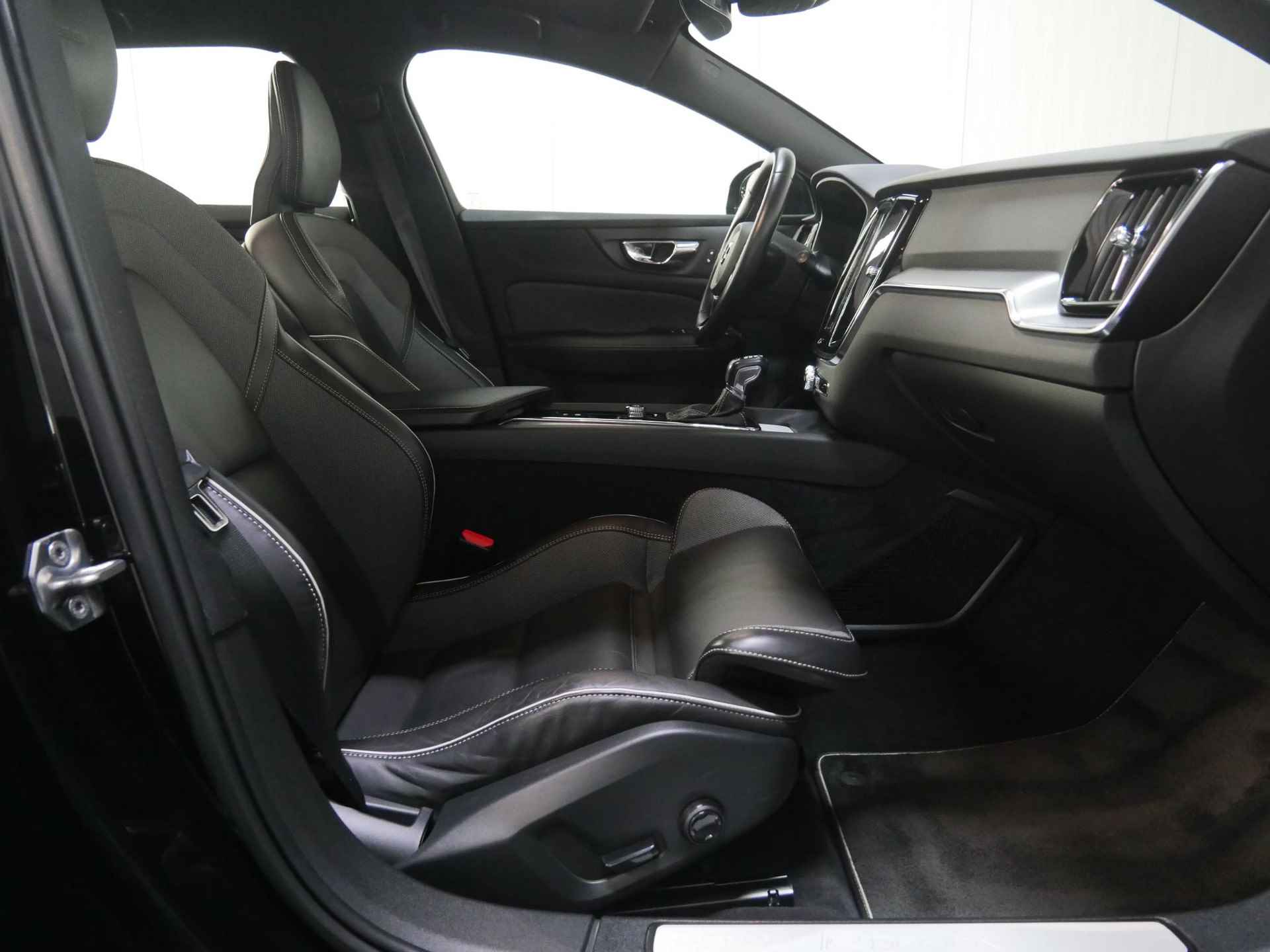 Volvo V60 T5 AUT8 250PK R-Design, Verwarmbare Voorstoelen, Achteruitrijcamera, Harman Kardon, Adaptieve Cruise Control, Dodehoekdetectie Met Correctie, Elektrisch Bedienbare Achterklep, Parkeersensoren, Rijstrooksensor Met Correctie - 27/48