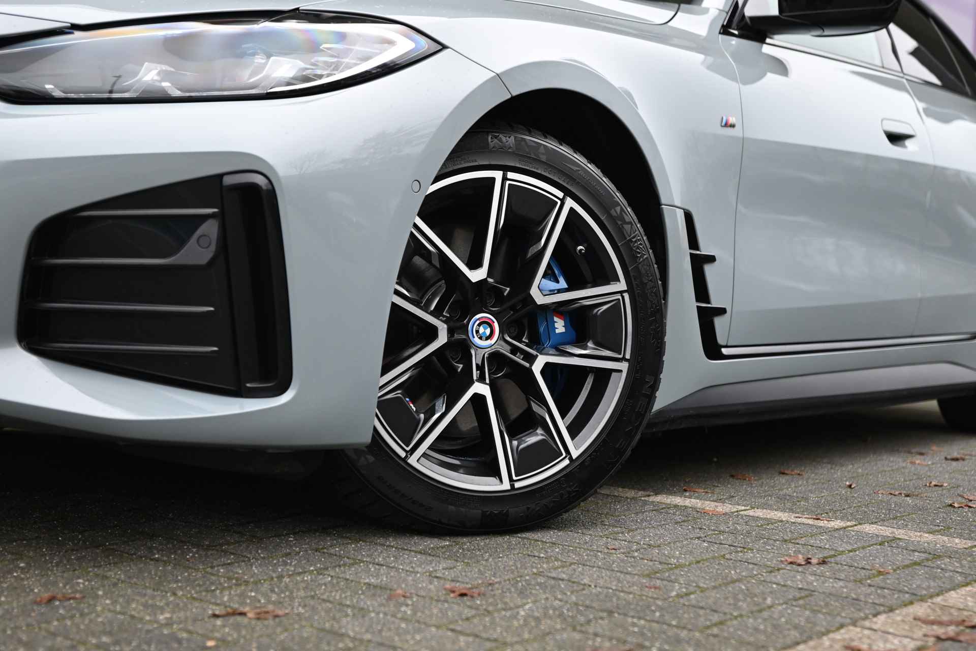 BMW i4 M50 / BMW M 50 Jahre uitvoering / Schuif-kanteldak / M Adaptief onderstel / Parking Assistant / Live Cockpit Plus / Cruise Control - 16/26