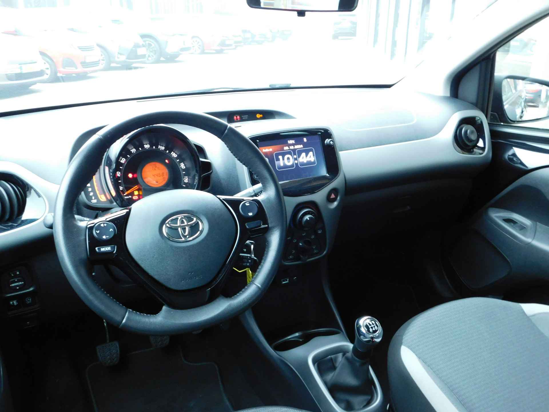 Toyota Aygo 1.0 VVT-i x-play | Achteruitrijcamera | Apple Carplay Android Auto | - 2/52