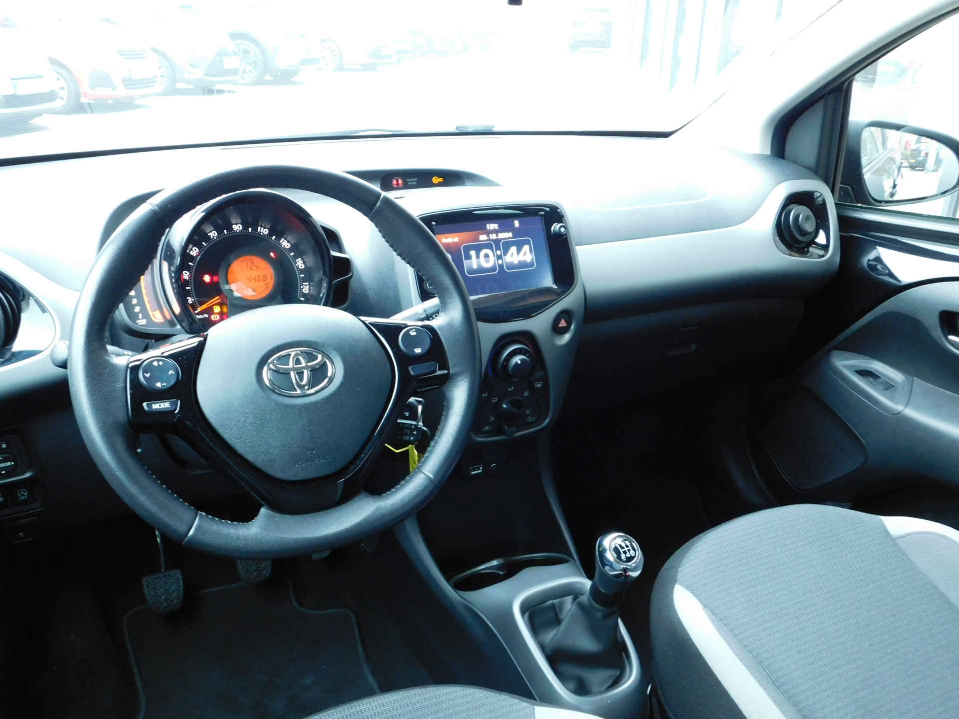 Toyota Aygo 1.0 VVT-i x-play | Achteruitrijcamera | Apple Carplay Android Auto | - 17/52