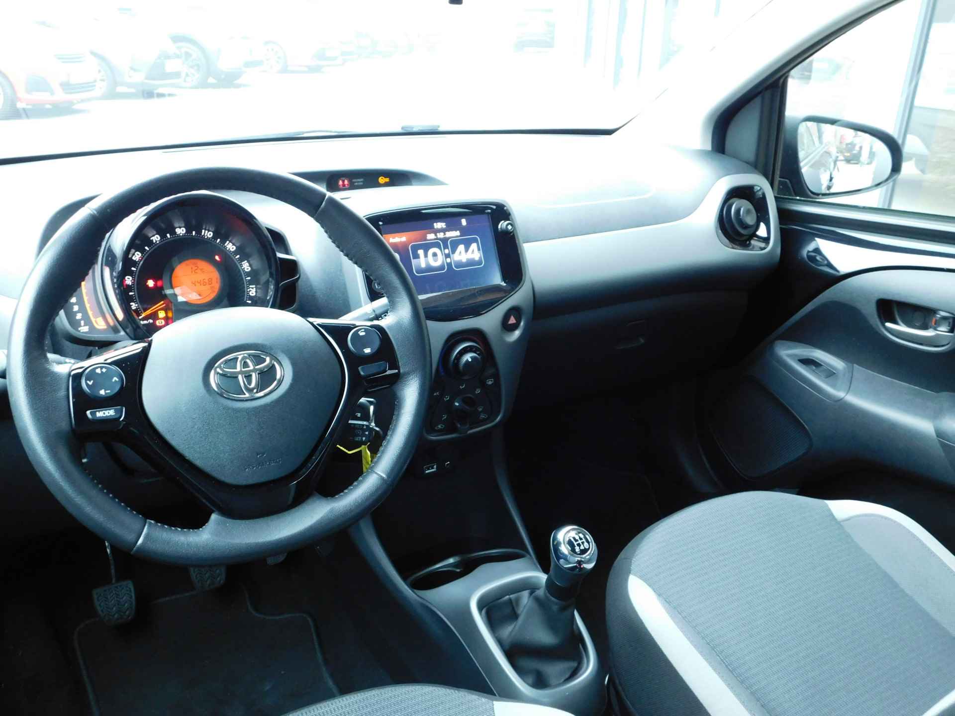 Toyota Aygo 1.0 VVT-i x-play | Achteruitrijcamera | Apple Carplay Android Auto | - 18/52