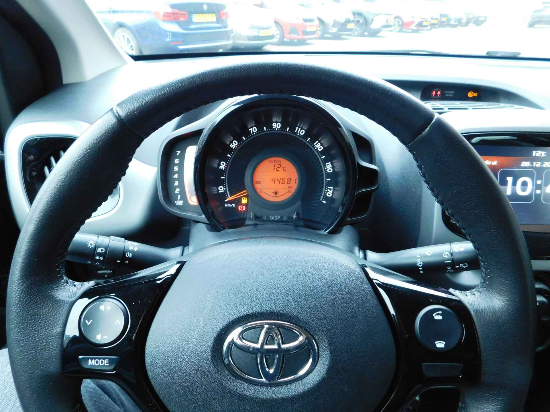 Toyota Aygo 1.0 VVT-i x-play | Achteruitrijcamera | Apple Carplay Android Auto | - 24/52