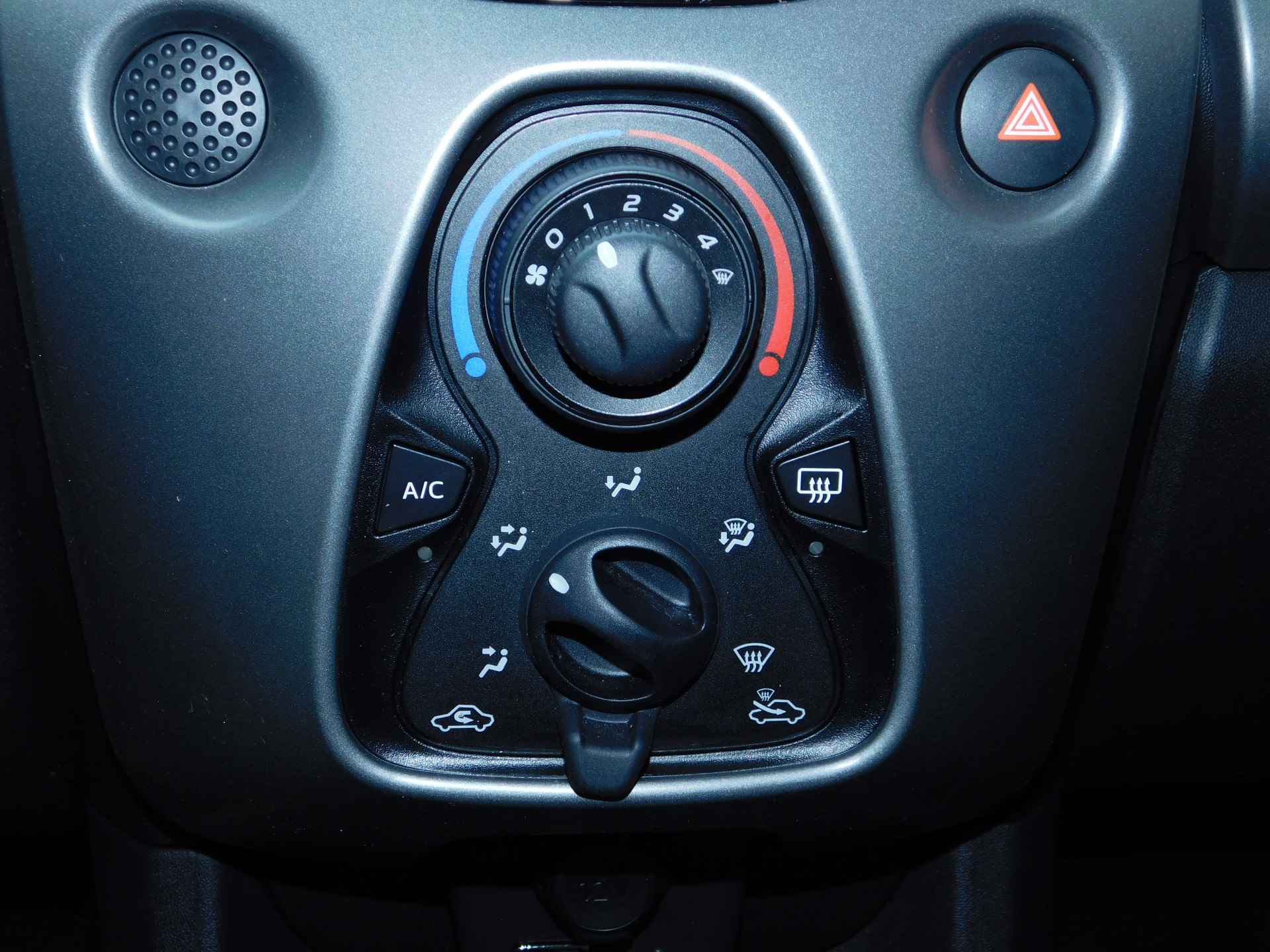 Toyota Aygo 1.0 VVT-i x-play | Achteruitrijcamera | Apple Carplay Android Auto | - 32/52