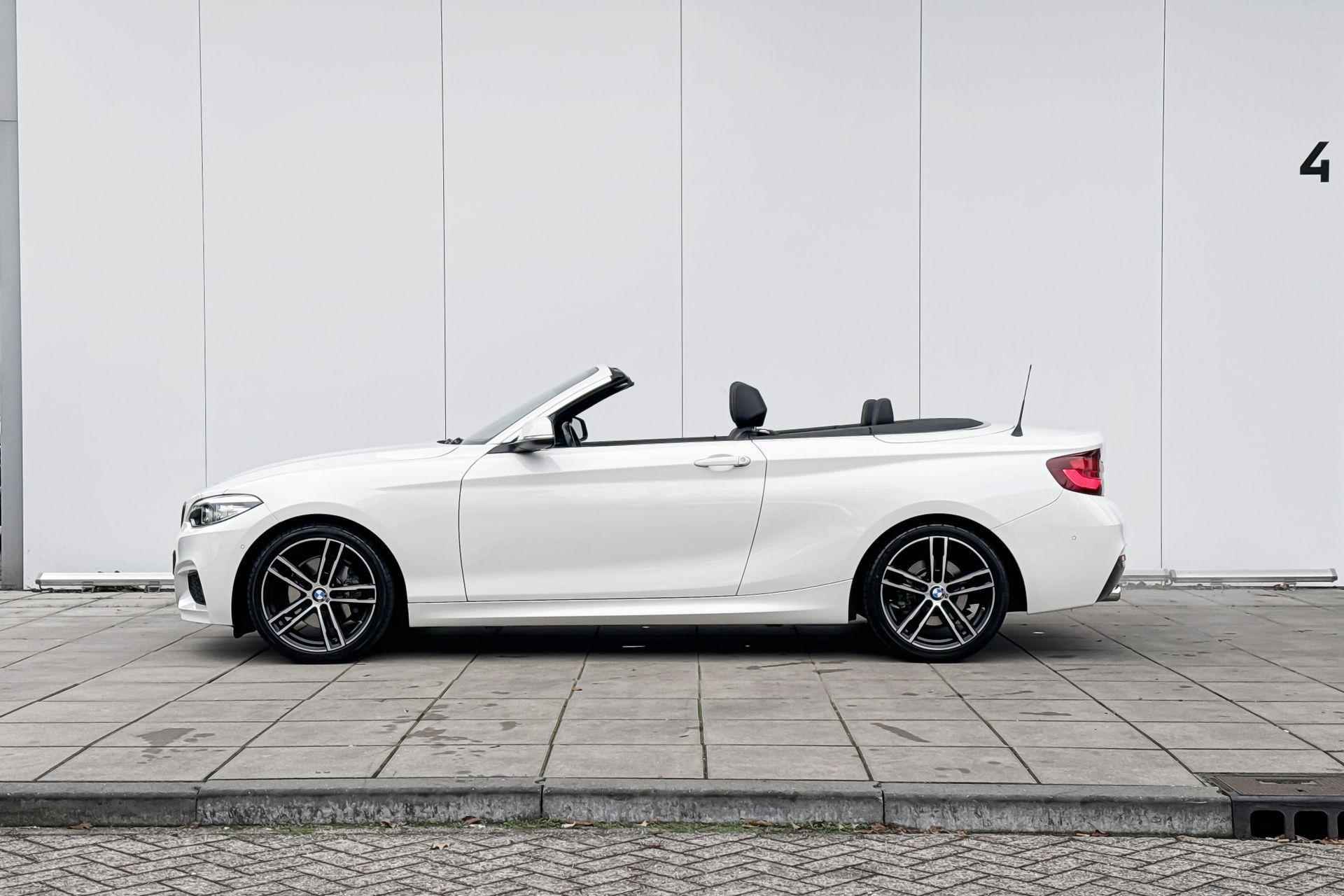 BMW 2 Serie Cabrio 220i High Executive M-Sport / Adaptieve LED koplampen / Park Assistent / Verwarmde Voorstoelen / Windscherm / Comfort Access - 2/24