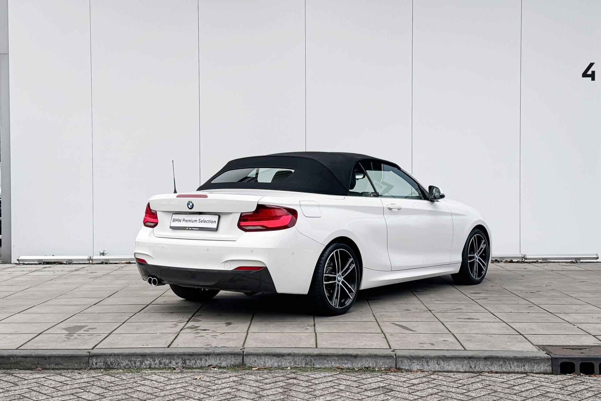 BMW 2 Serie Cabrio 220i High Executive M-Sport / Adaptieve LED koplampen / Park Assistent / Verwarmde Voorstoelen / Windscherm / Comfort Access - 4/24