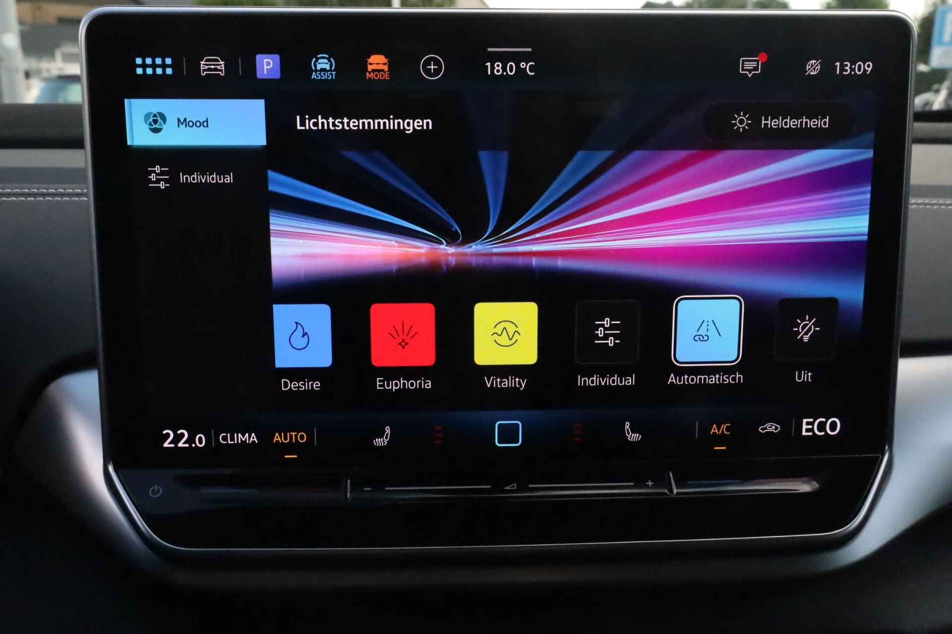 Volkswagen ID.5 Pro Business 77 kWh 268PK / 210kW LED Matrix IQ.Light, rondomzichtcamera (Top View), dodehoeksensor (Side Assist), autonome parkeerfunctie, Apple Carplay & Android Auto, dynamische grootlichtassistent, navigatie, adaptive cruise control met Stop&Go en stuurhulp, verwarmbare voorstoelen, draadloze telefoonlader, getint glas achter, verkeerstekenherkenning, 20'' LMV - 28/45