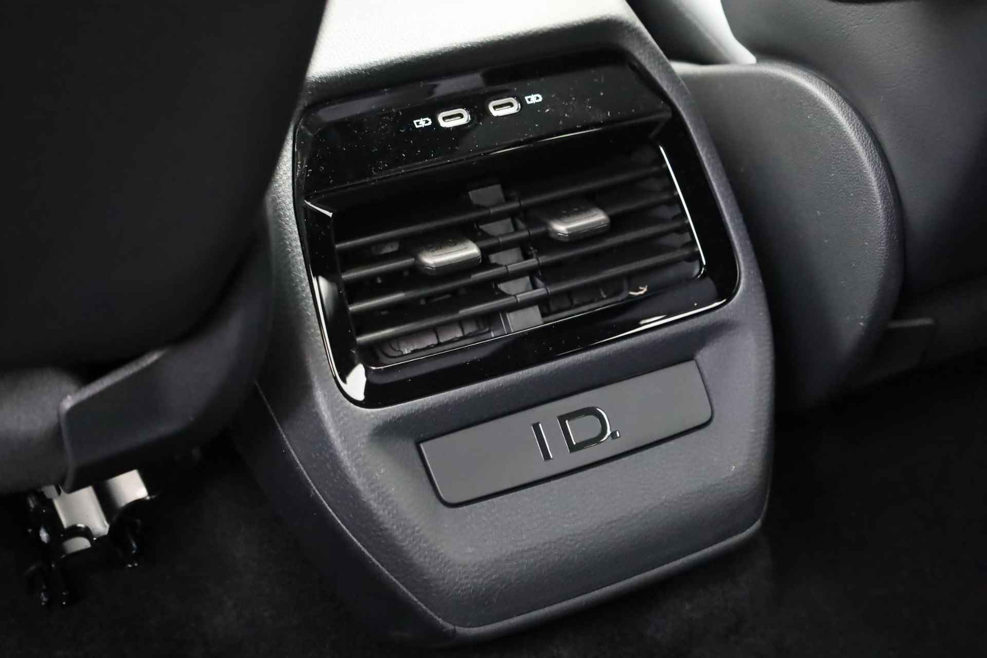 Volkswagen ID.5 Pro Business 77 kWh 268PK / 210kW LED Matrix IQ.Light, rondomzichtcamera (Top View), dodehoeksensor (Side Assist), autonome parkeerfunctie, Apple Carplay & Android Auto, dynamische grootlichtassistent, navigatie, adaptive cruise control met Stop&Go en stuurhulp, verwarmbare voorstoelen, draadloze telefoonlader, getint glas achter, verkeerstekenherkenning, 20'' LMV - 40/45