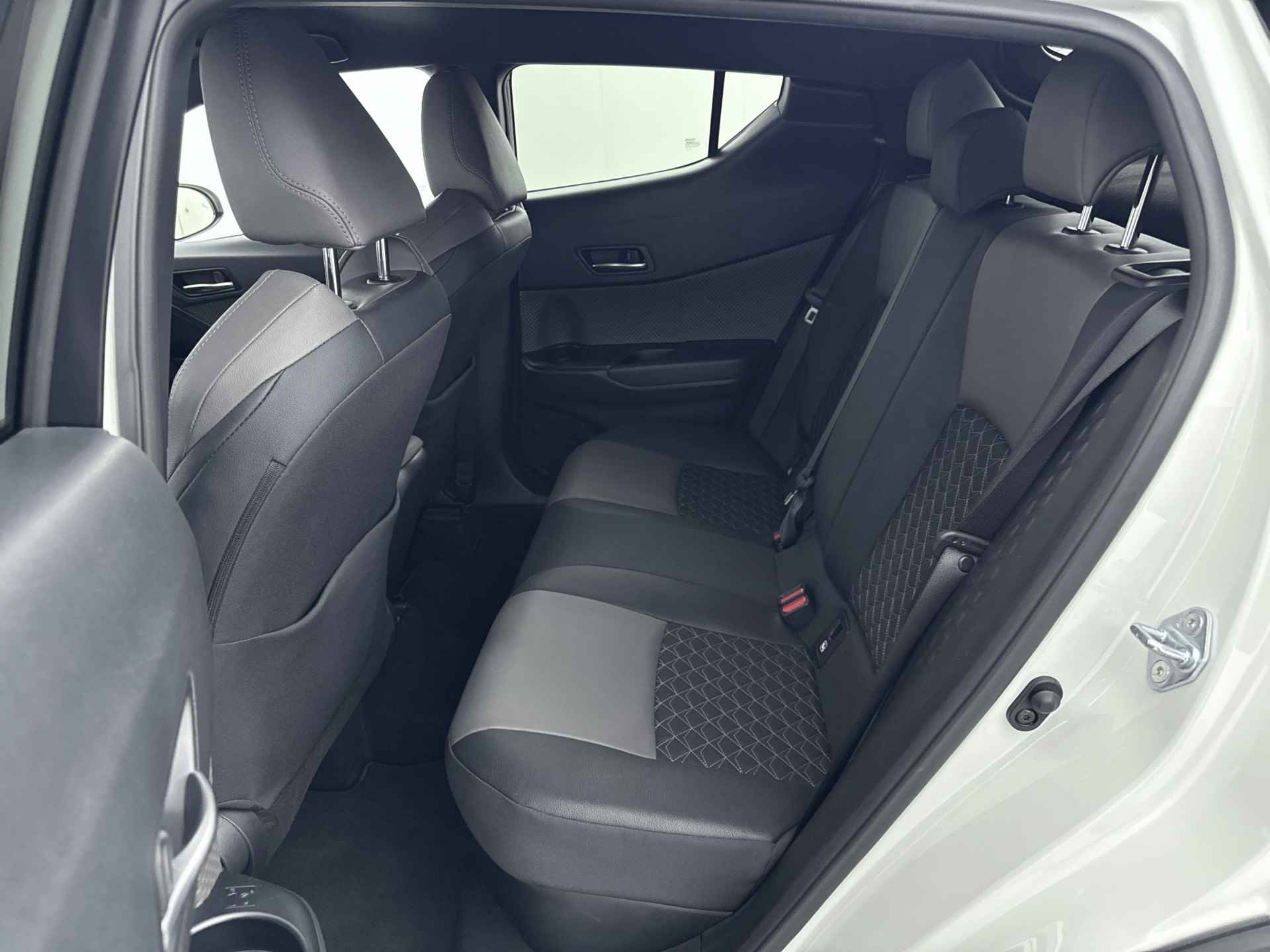 Toyota C-HR 2.0 Hybrid Executive | JBL | Navigatie | Parkeersensoren | Parkeerhulp | LM velgen | Cruise Control Adaptief | Stoelverwarming | * - 19/39