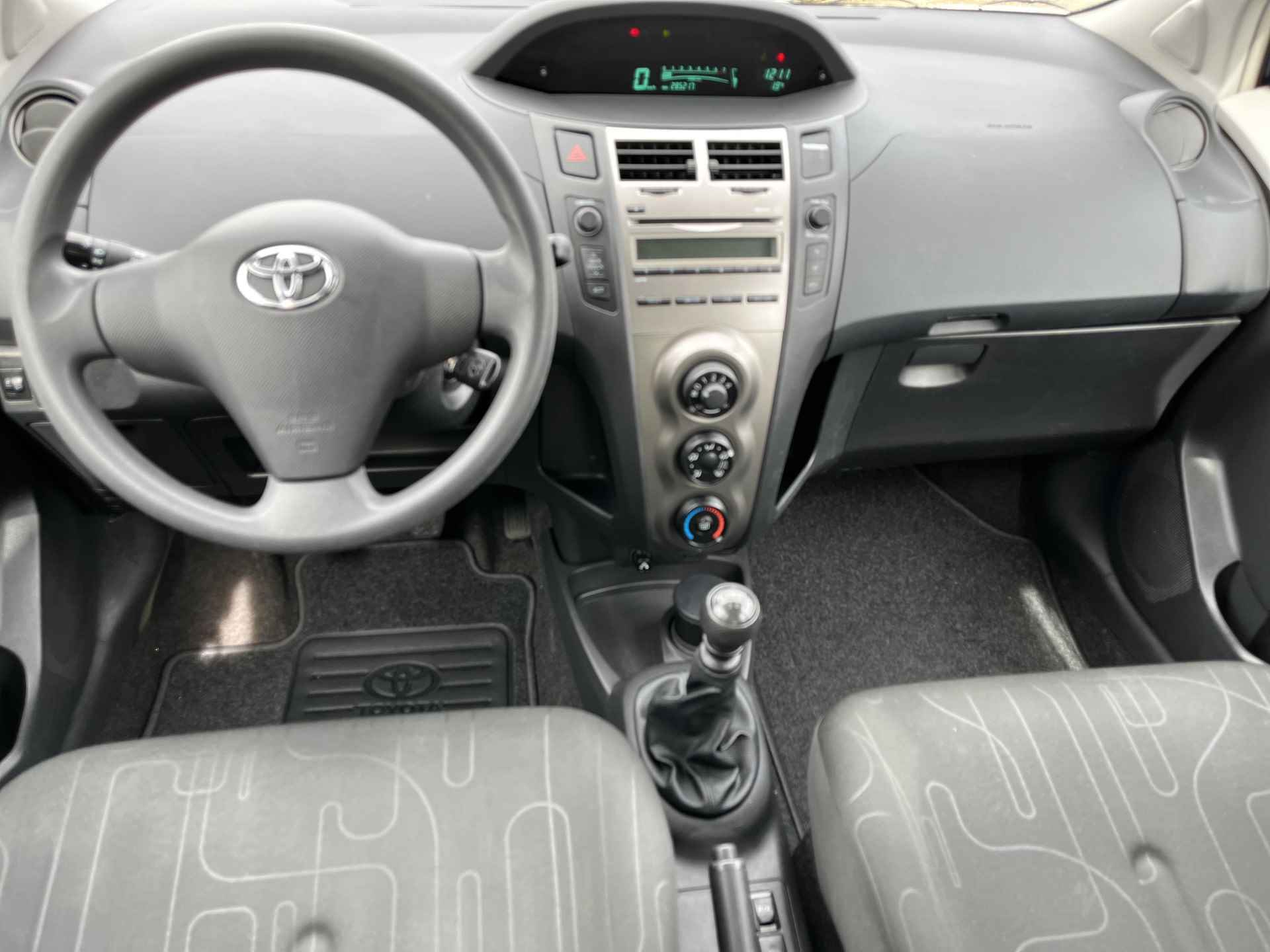 Toyota Yaris 1.3 VVTi Comfort | 5 deurs | Dealer onderhouden | Incl. servicebeurt en nieuwe APK | - 11/23