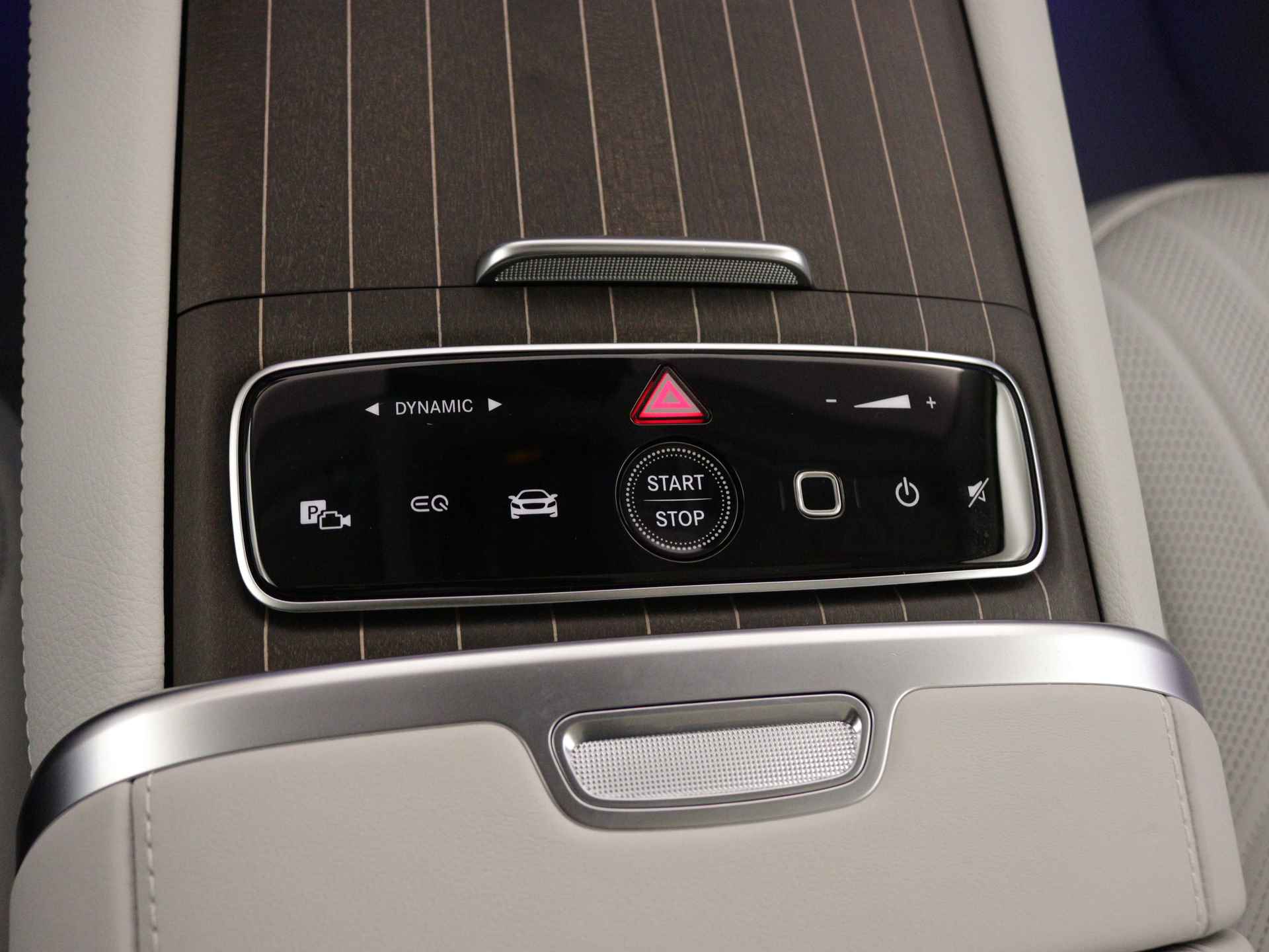 Mercedes-Benz EQS SUV 580 4MATIC AMG Line 7p 118 kWh | Trekhaak | Akoestiekcomfortpakket | Rijassistentiepakket Plus | Head-up display MBUX met augmented reality | Multicontourzetels vooraan met massage-functie | KEYLESS GO-comfortpakket | Burmester® 3D-surround sound system |  Premium Plus pakket | - 29/38