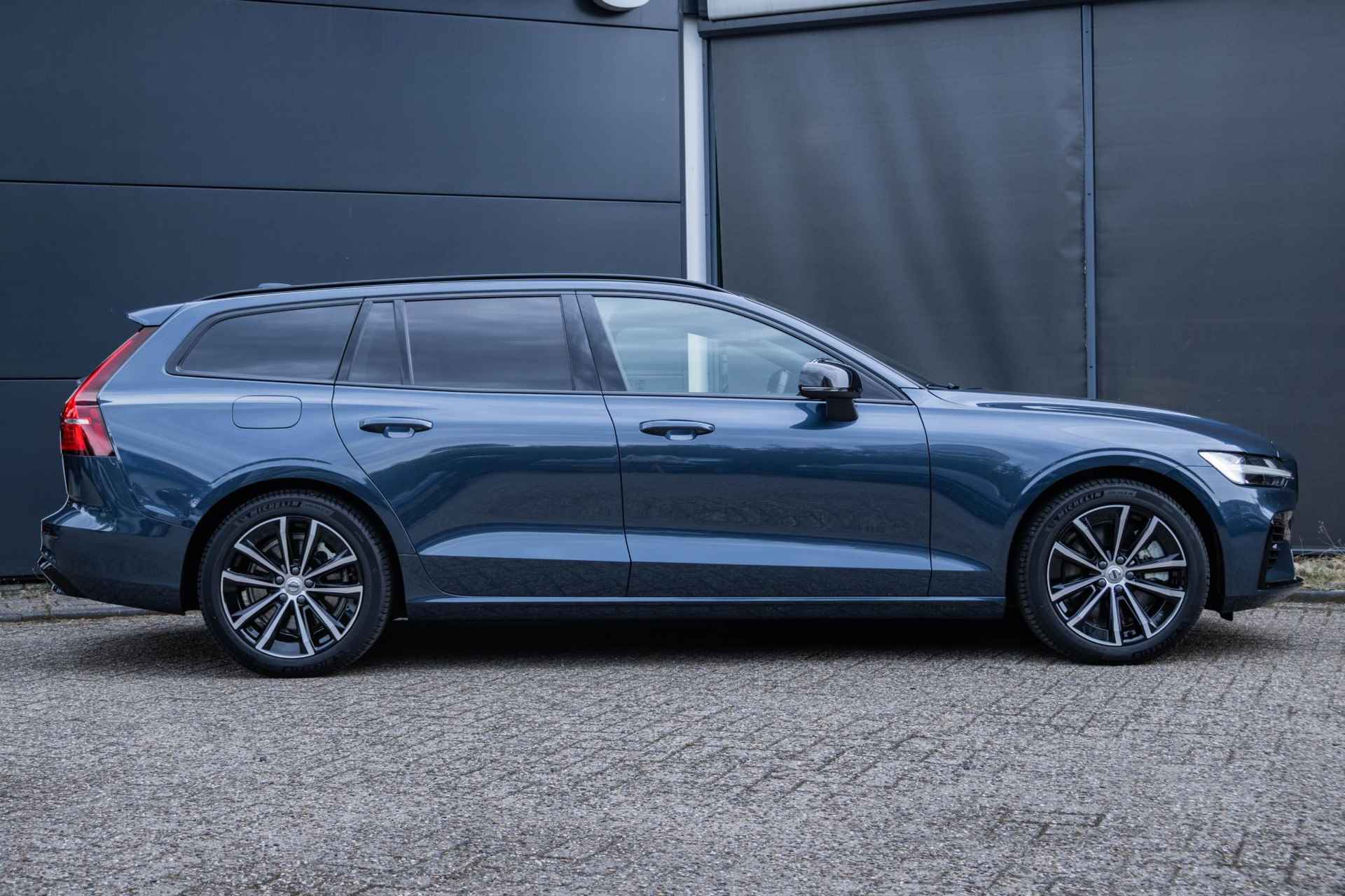 Volvo V60 T6 Automaat Recharge AWD Plus Dark | Long Range | Alarmklasse 3 | Sportstoelen | Electrisch bedienbare voorstoelen | Dashcam - 5/40