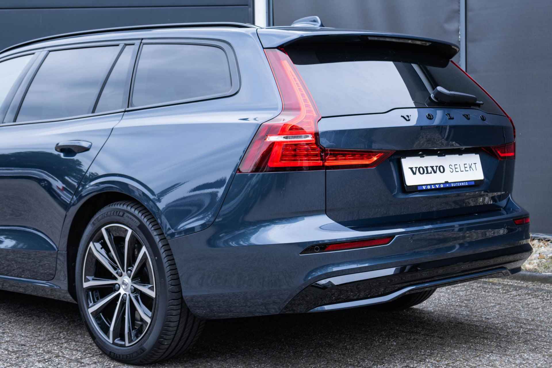 Volvo V60 T6 Automaat Recharge AWD Plus Dark | Long Range | Alarmklasse 3 | Sportstoelen | Electrisch bedienbare voorstoelen | Dashcam - 10/40