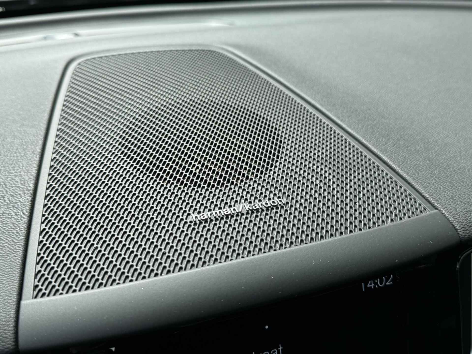 Volvo XC60 2.0 B5 Momentum Exclusive | Panoramadak | Stoelverwarming | 360 camera | Trekhaak | Leer - 16/18