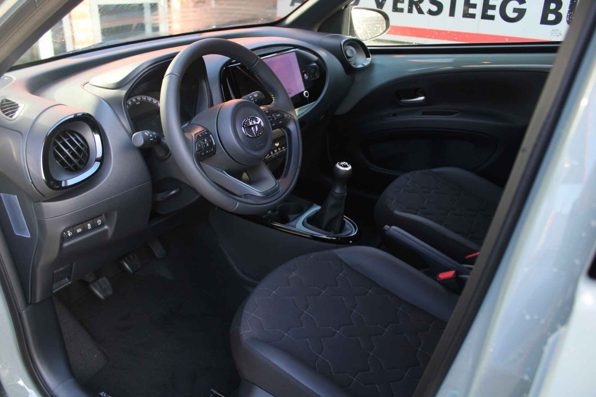 Toyota Aygo X 1.0 VVT-i MT Envy Cruise Control Adaptief, Achteruitrijcamera, Navigatie, Parkeersensoren Voor en Achter - 16/31