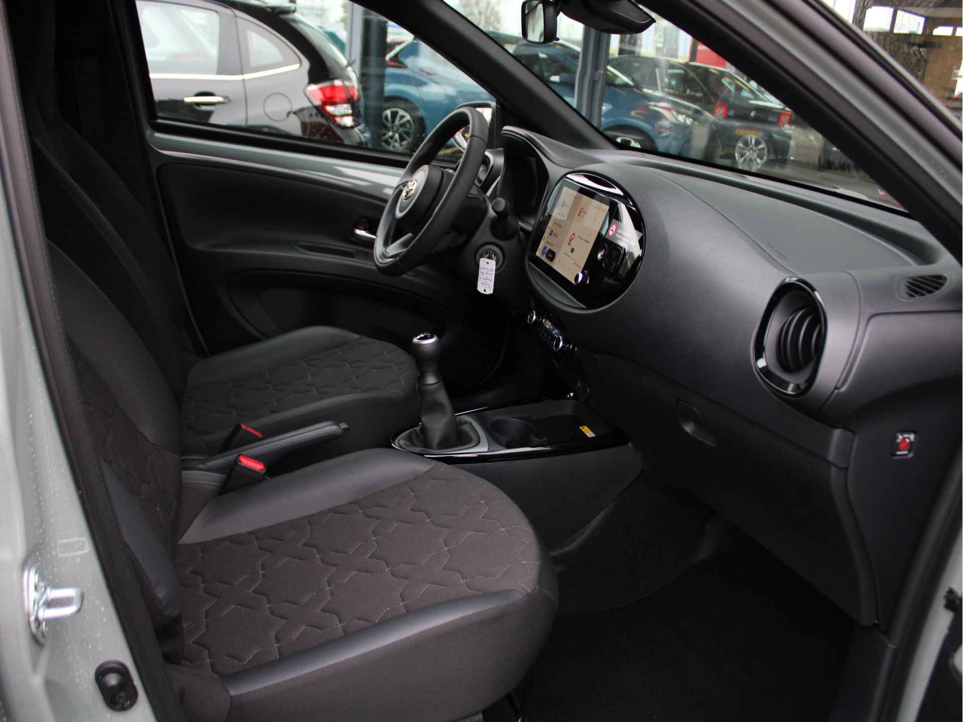 Toyota Aygo X 1.0 VVT-i MT Envy Cruise Control Adaptief, Achteruitrijcamera, Navigatie, Parkeersensoren Voor en Achter - 33/36