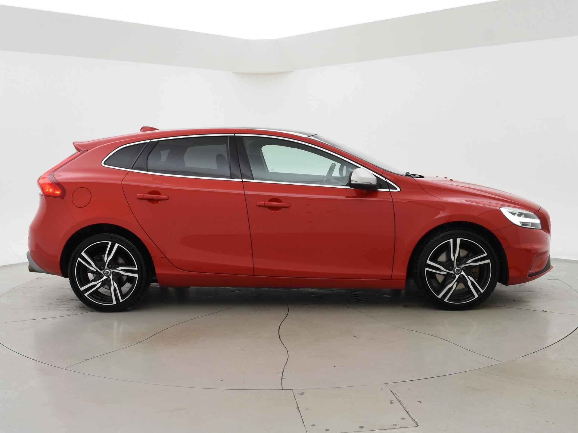 Volvo V40 2.0 T4 190 PK AUT. R-DESIGN + PANORAMA | LEDER | AFN. TREKHAAK | 18 INCH | CAMERA | LED - 30/39